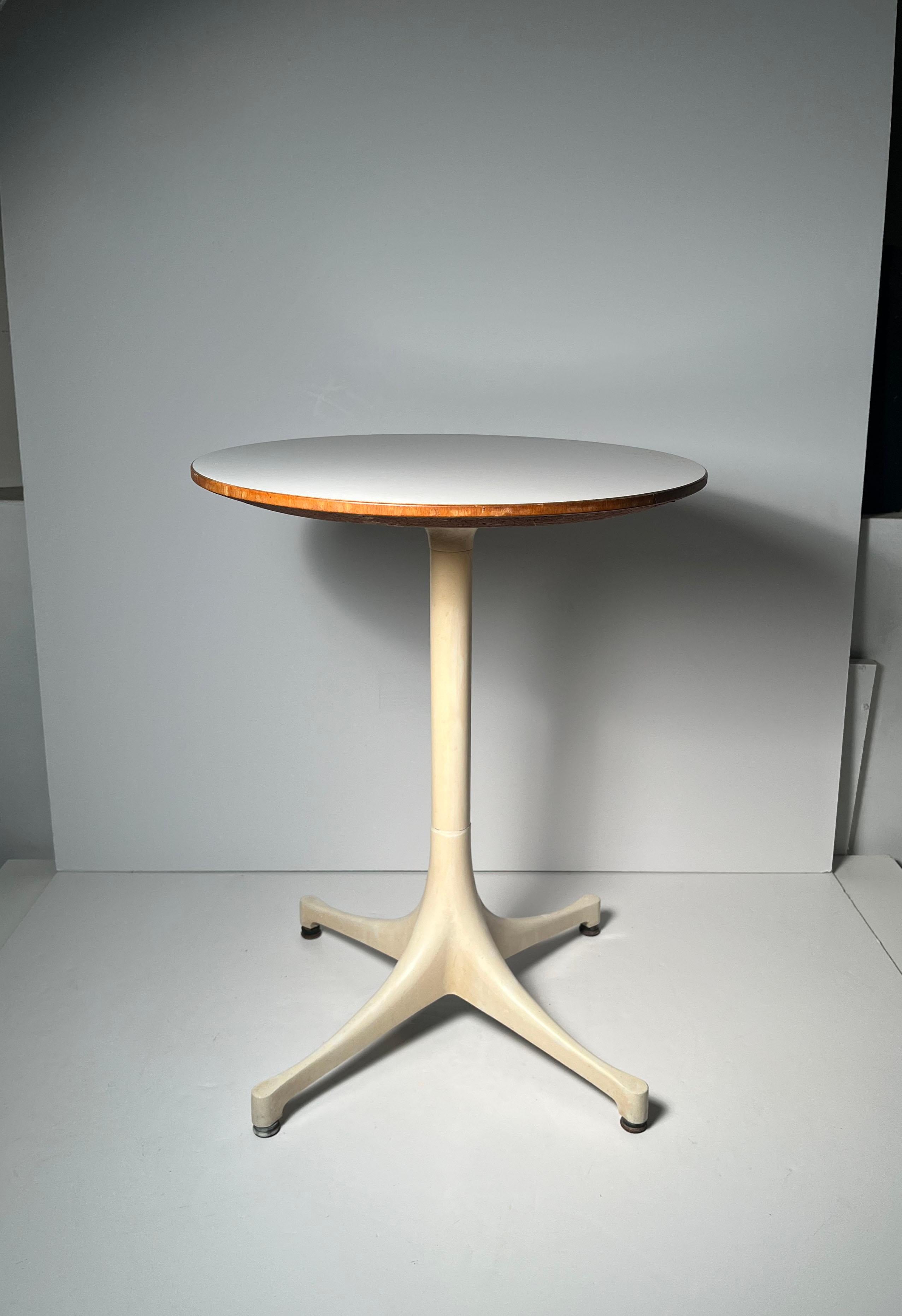 Paire de tables d'origine George Nelson Herman Miller à pied en éventail, avec label d'origine. en vente 2