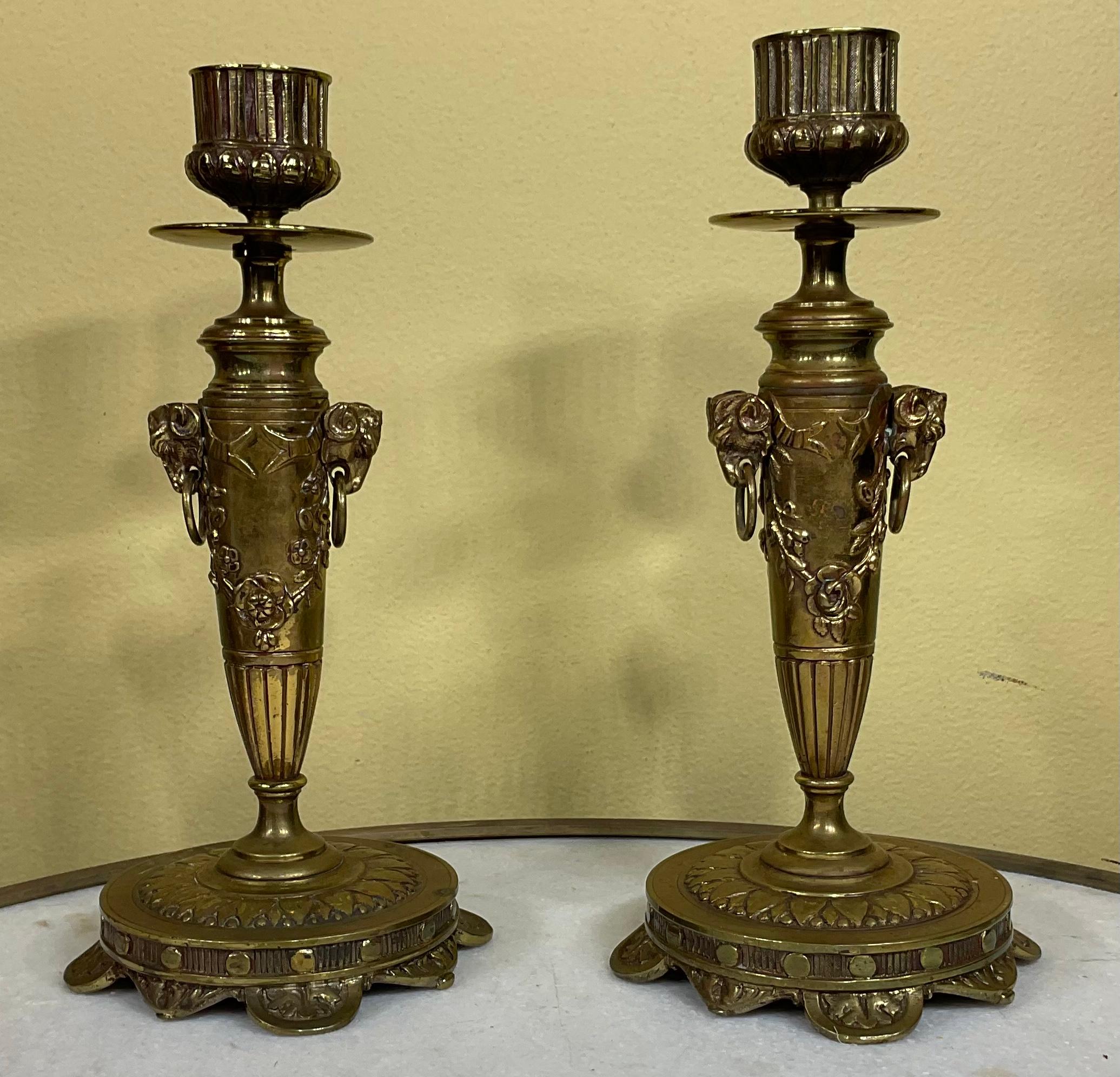 Paire de chandeliers français anciens de style français en vente 5