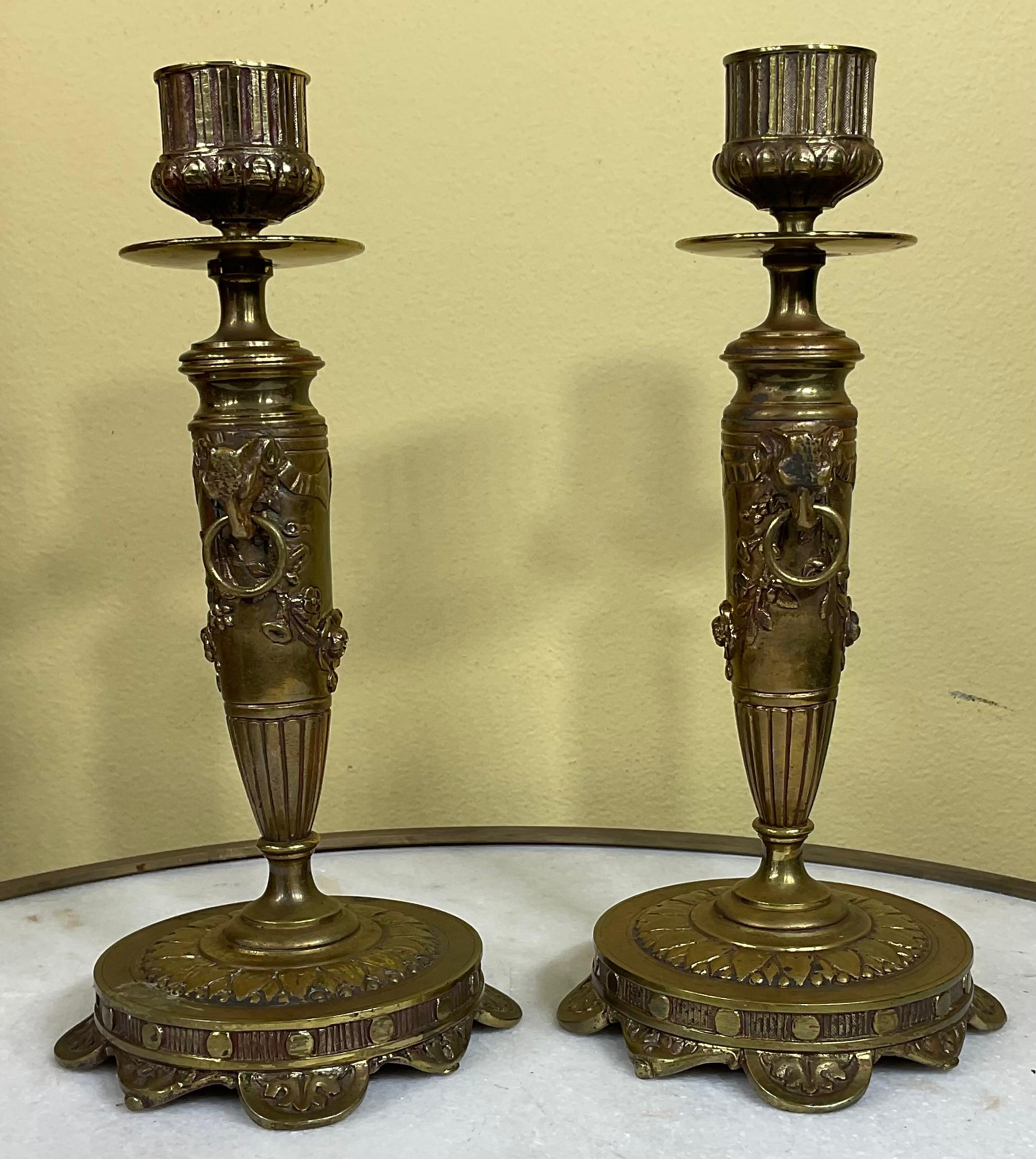 Paar frühe französische Kerzenständer im Zustand „Gut“ im Angebot in Delray Beach, FL