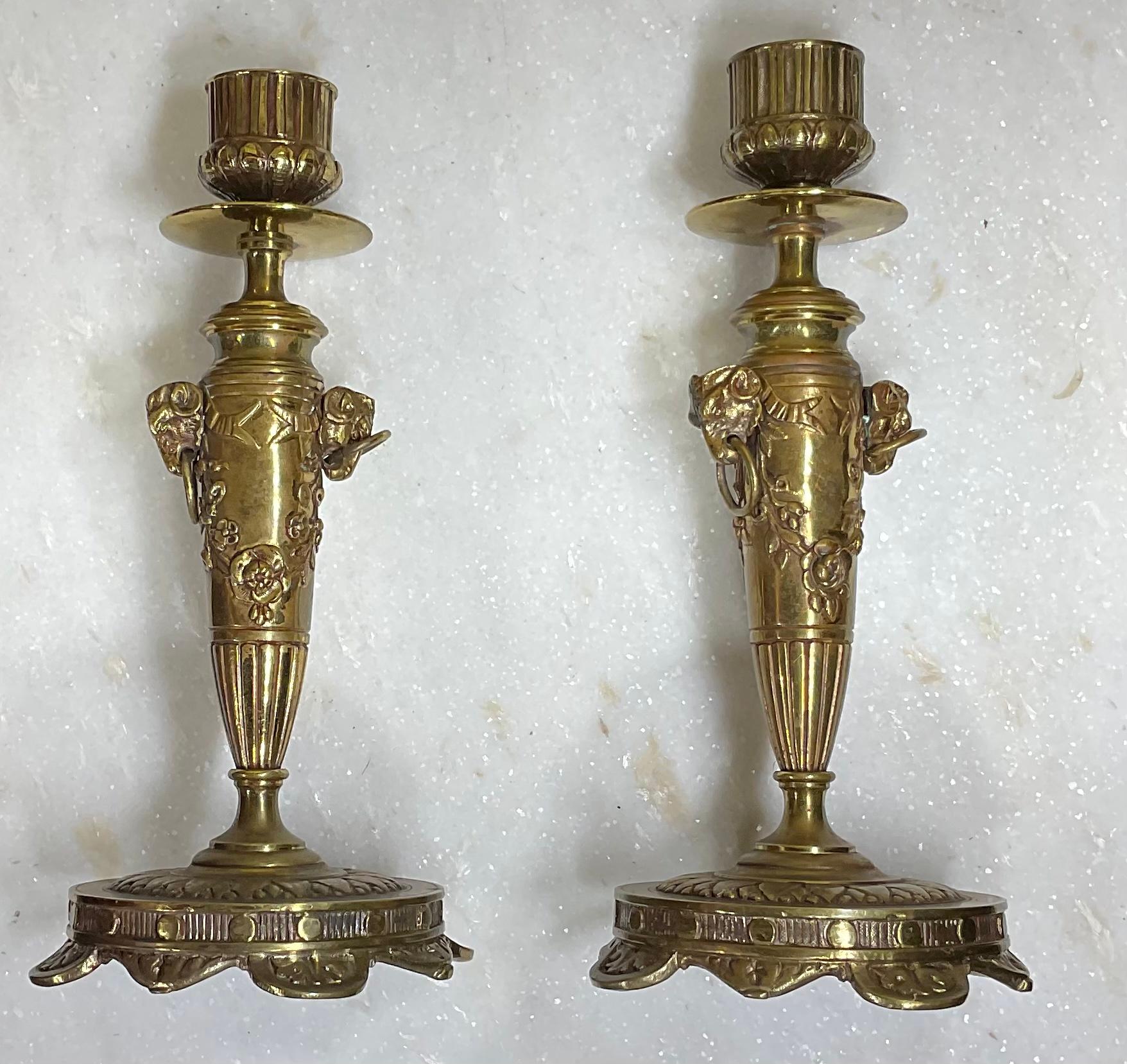 Paire de chandeliers français anciens de style français en vente 2