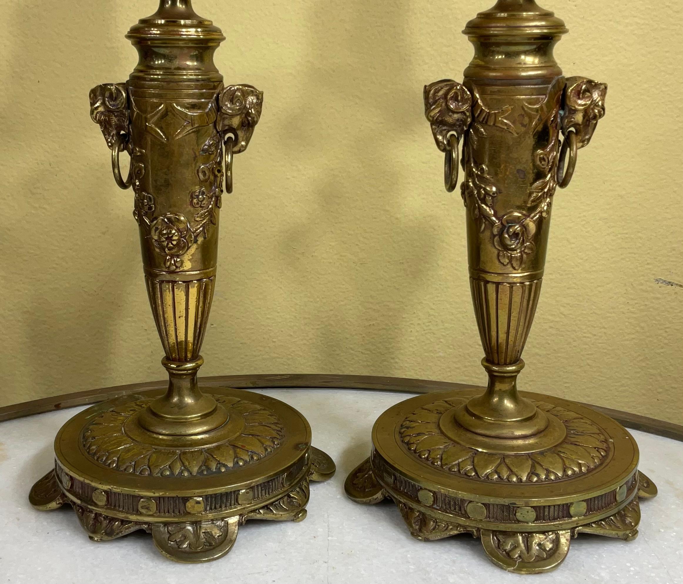 Paire de chandeliers français anciens de style français en vente 3