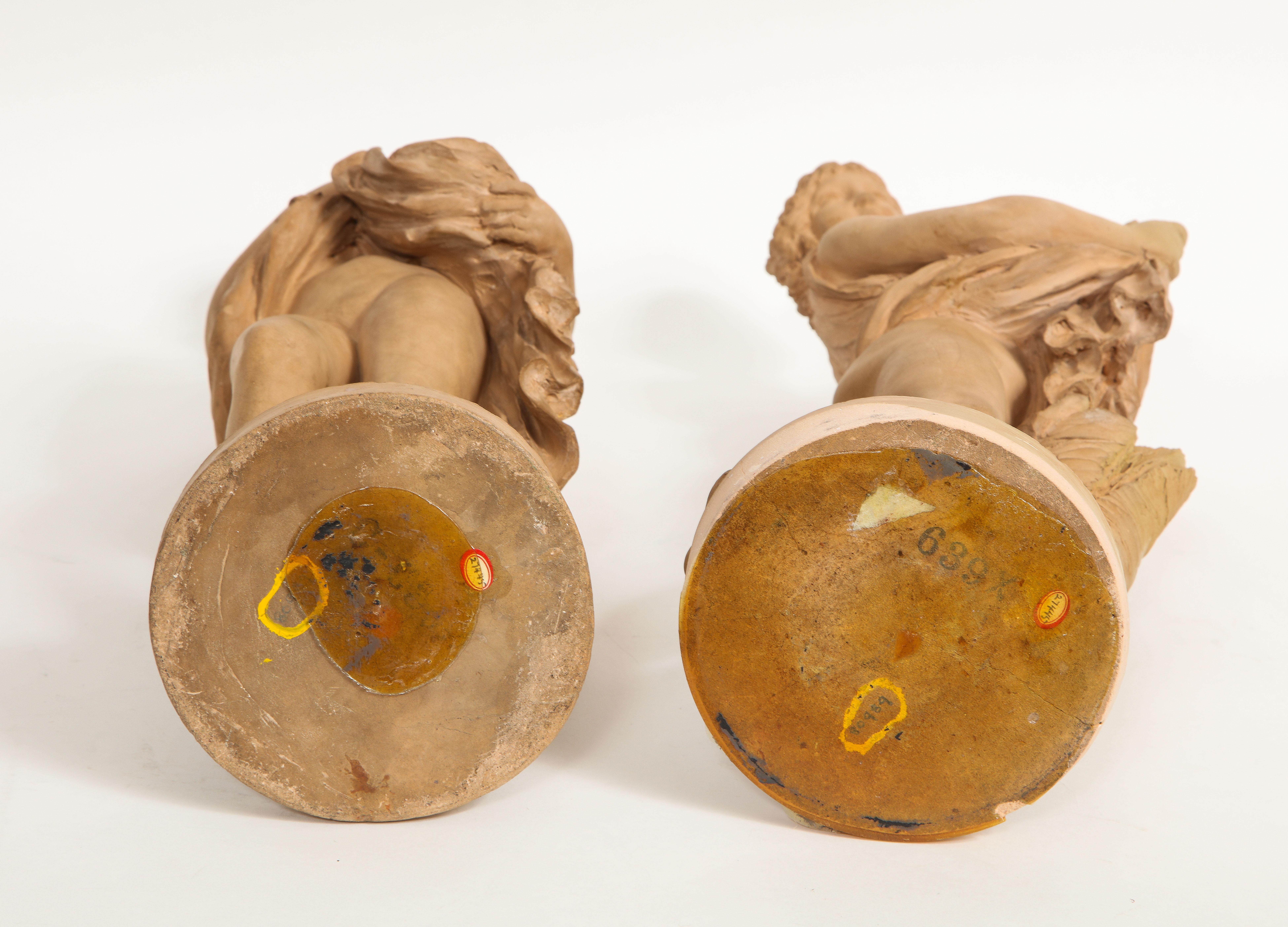 Paire de figurines françaises anciennes en terre cuite représentant Pomona et une fille, signées Clodion en vente 7