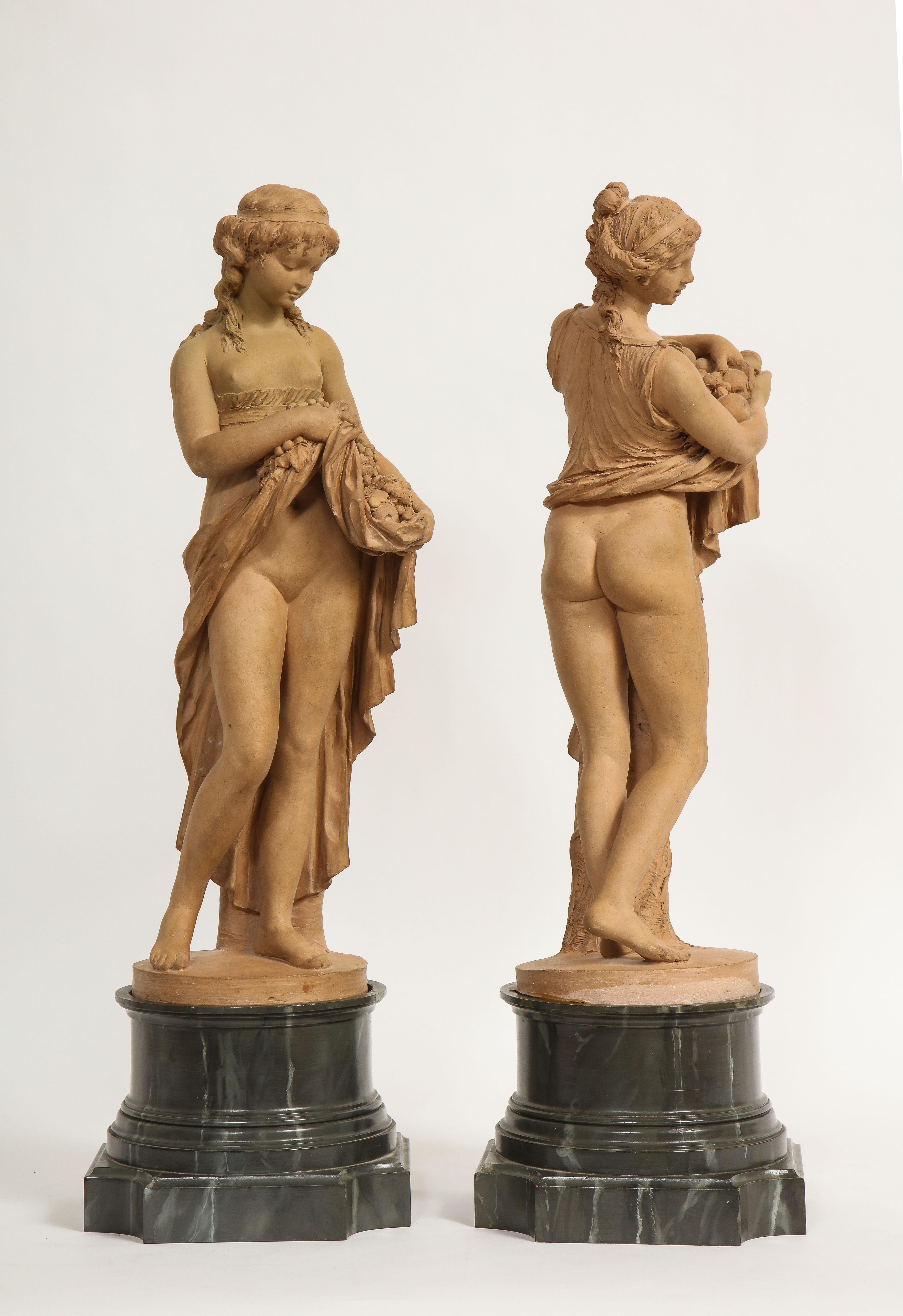 Paar frühe französische Terrakotta-Figuren einer Pomona und eines Mädchens, signiert Clodion (Rokoko) im Angebot