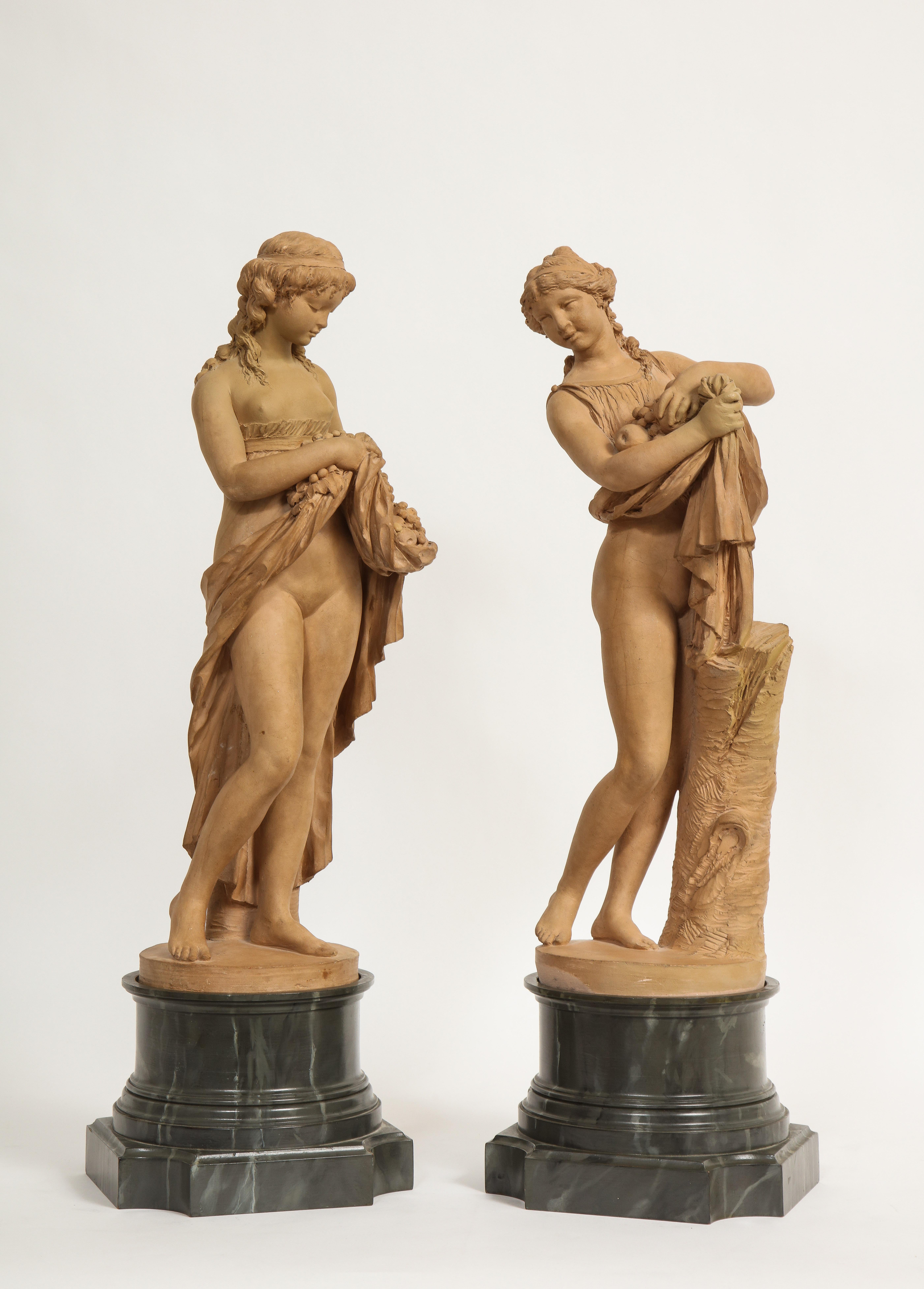 Rococo Paire de figurines françaises anciennes en terre cuite représentant Pomona et une fille, signées Clodion en vente