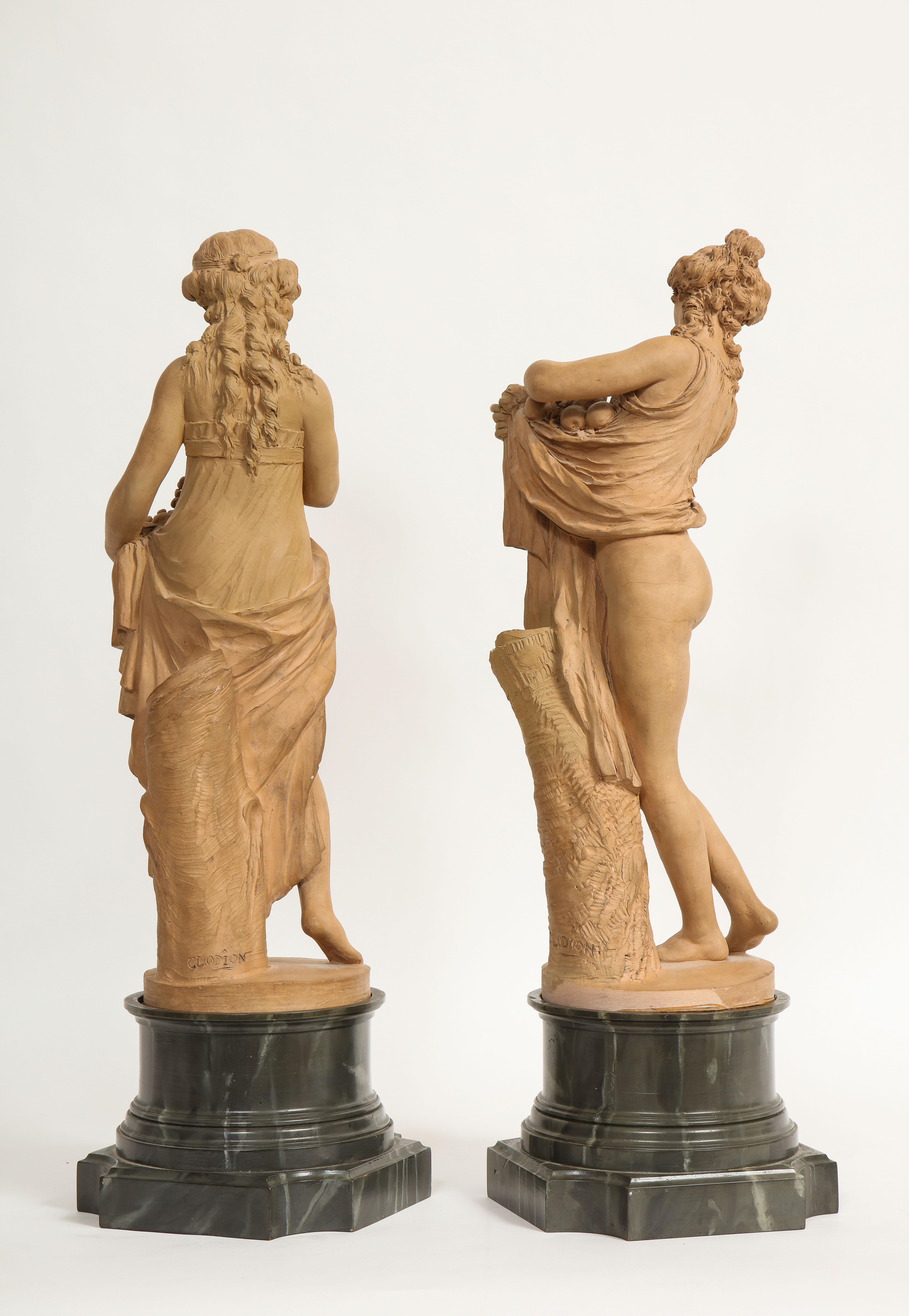 Français Paire de figurines françaises anciennes en terre cuite représentant Pomona et une fille, signées Clodion en vente
