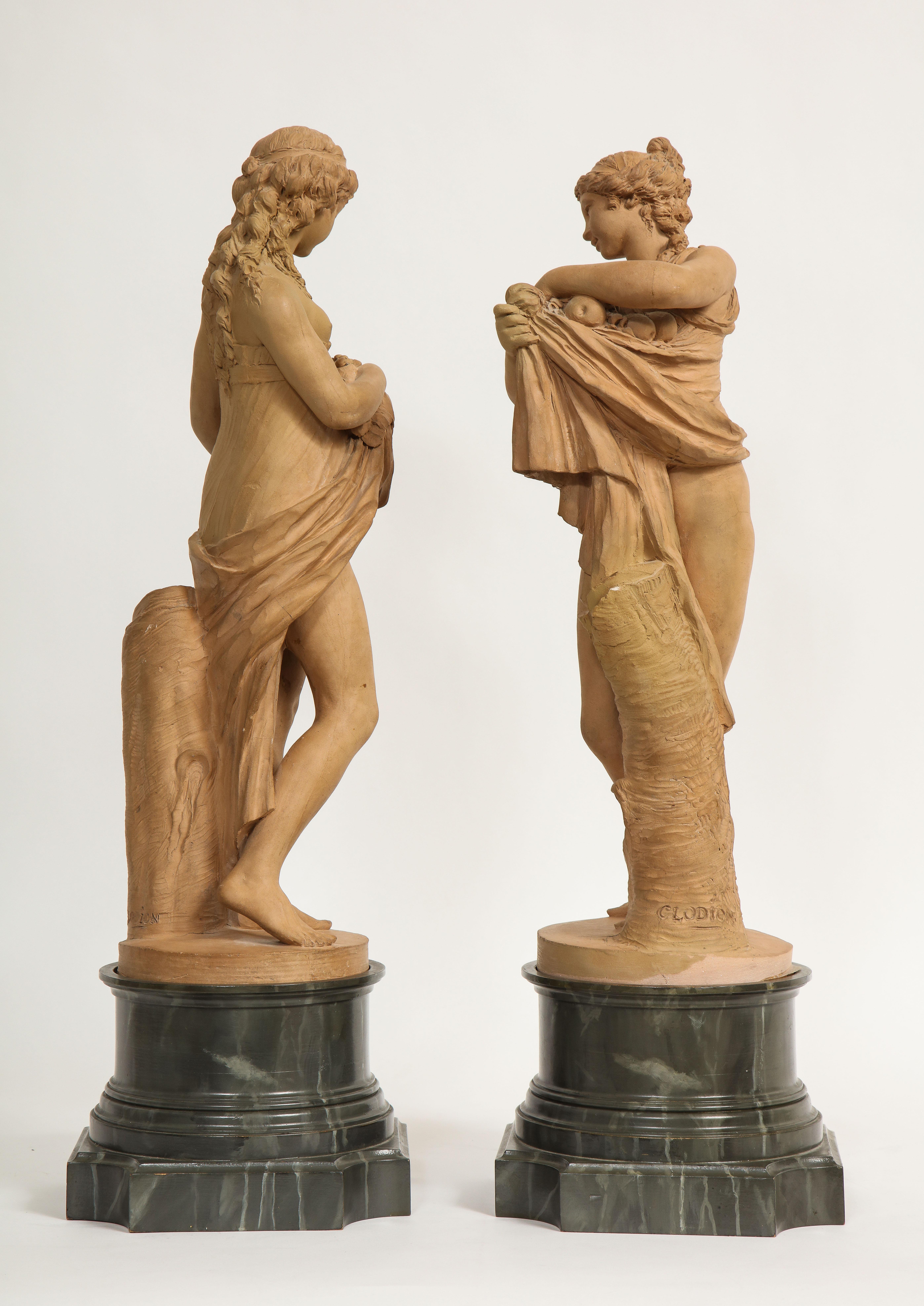 Sculpté à la main Paire de figurines françaises anciennes en terre cuite représentant Pomona et une fille, signées Clodion en vente