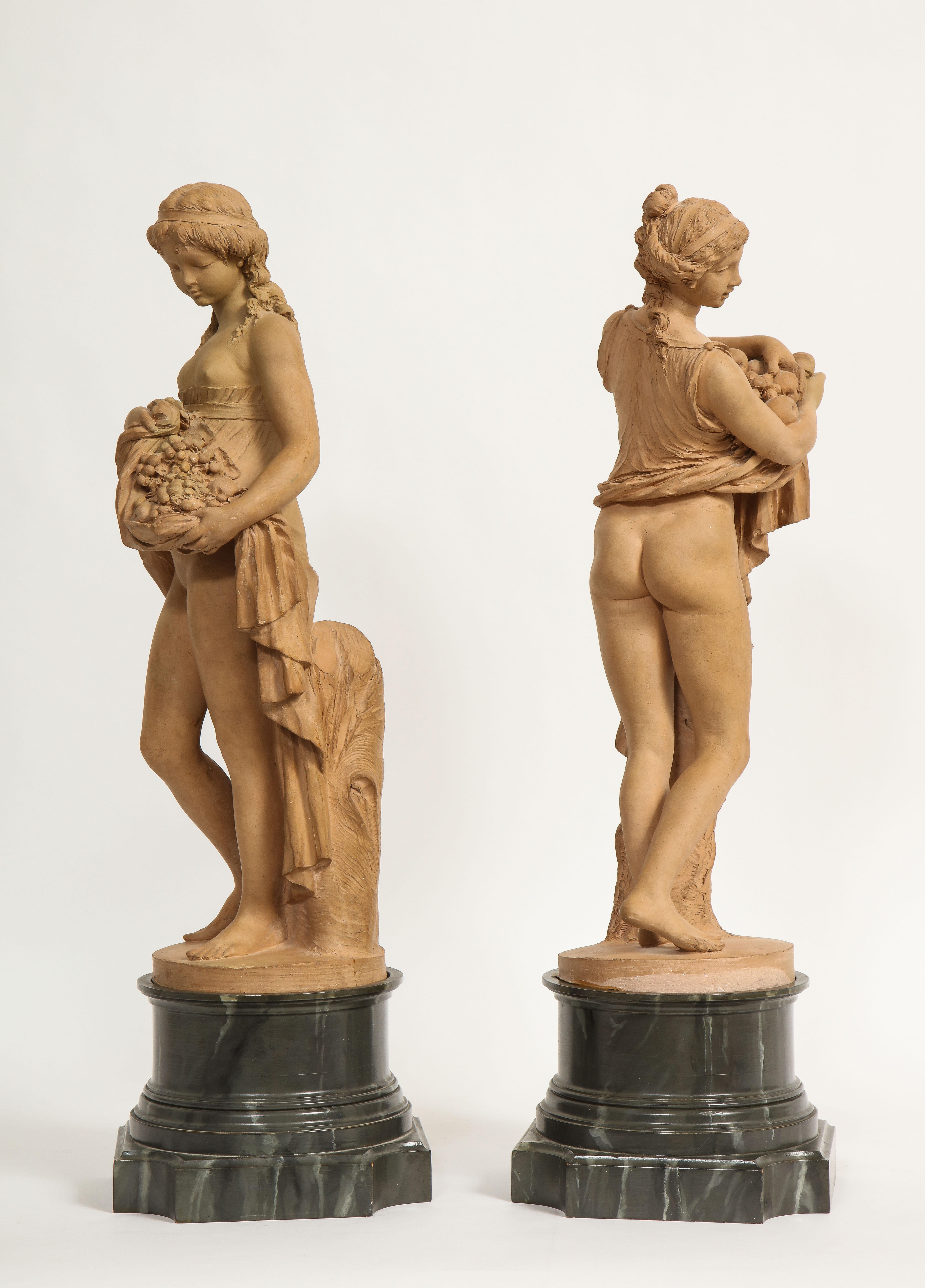 Paire de figurines françaises anciennes en terre cuite représentant Pomona et une fille, signées Clodion Bon état - En vente à New York, NY