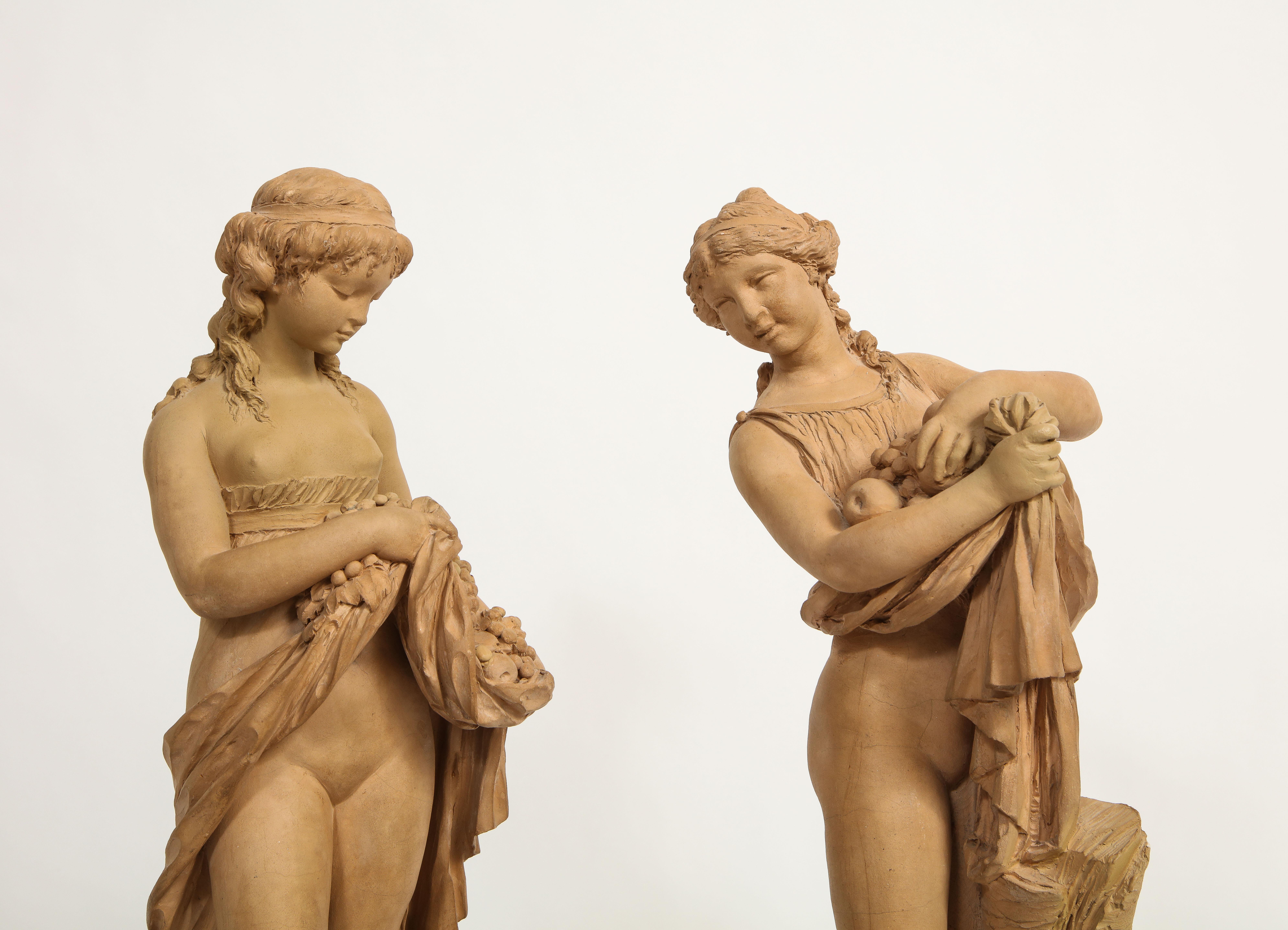 Fin du XVIIIe siècle Paire de figurines françaises anciennes en terre cuite représentant Pomona et une fille, signées Clodion en vente