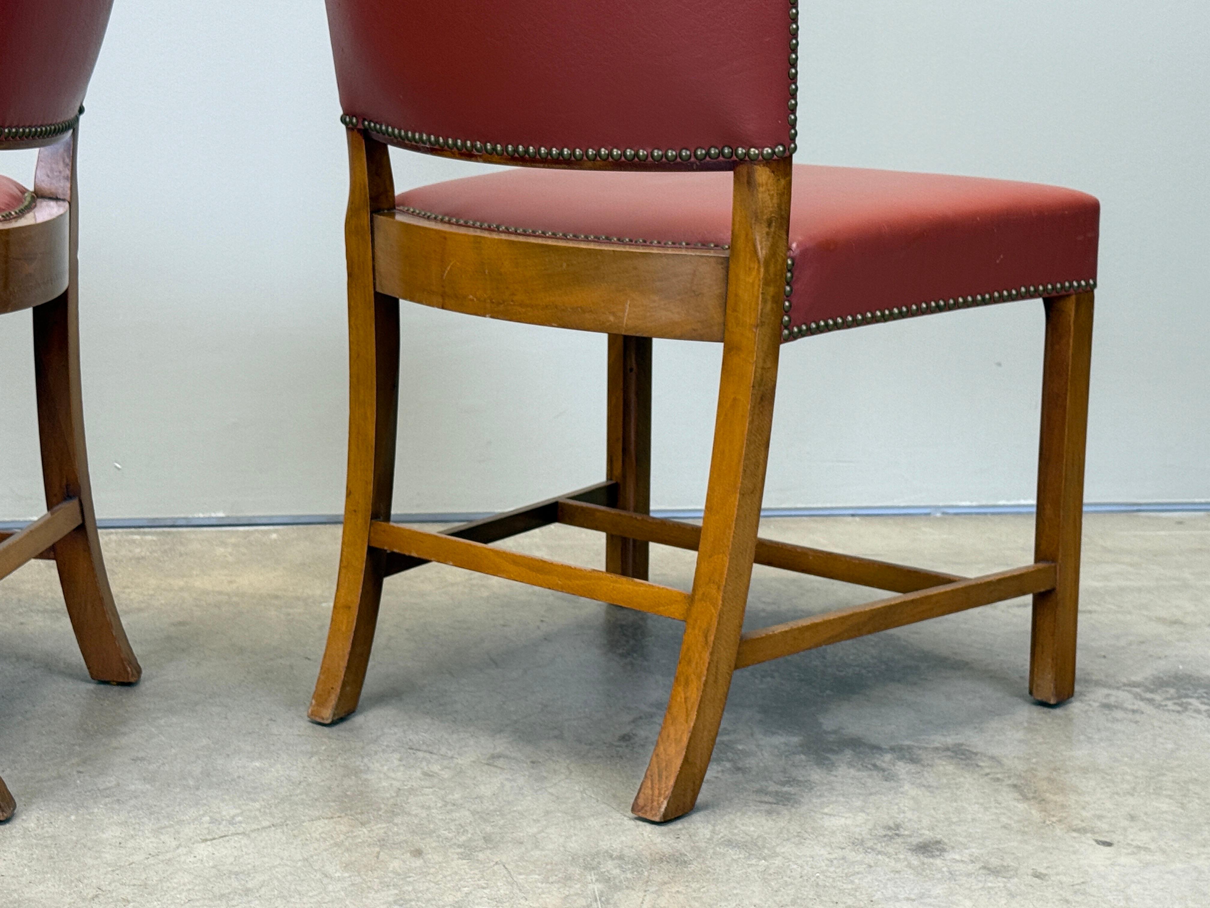 Paire de chaises de salle à manger en cuir Fritz Hansen d'époque en vente 7