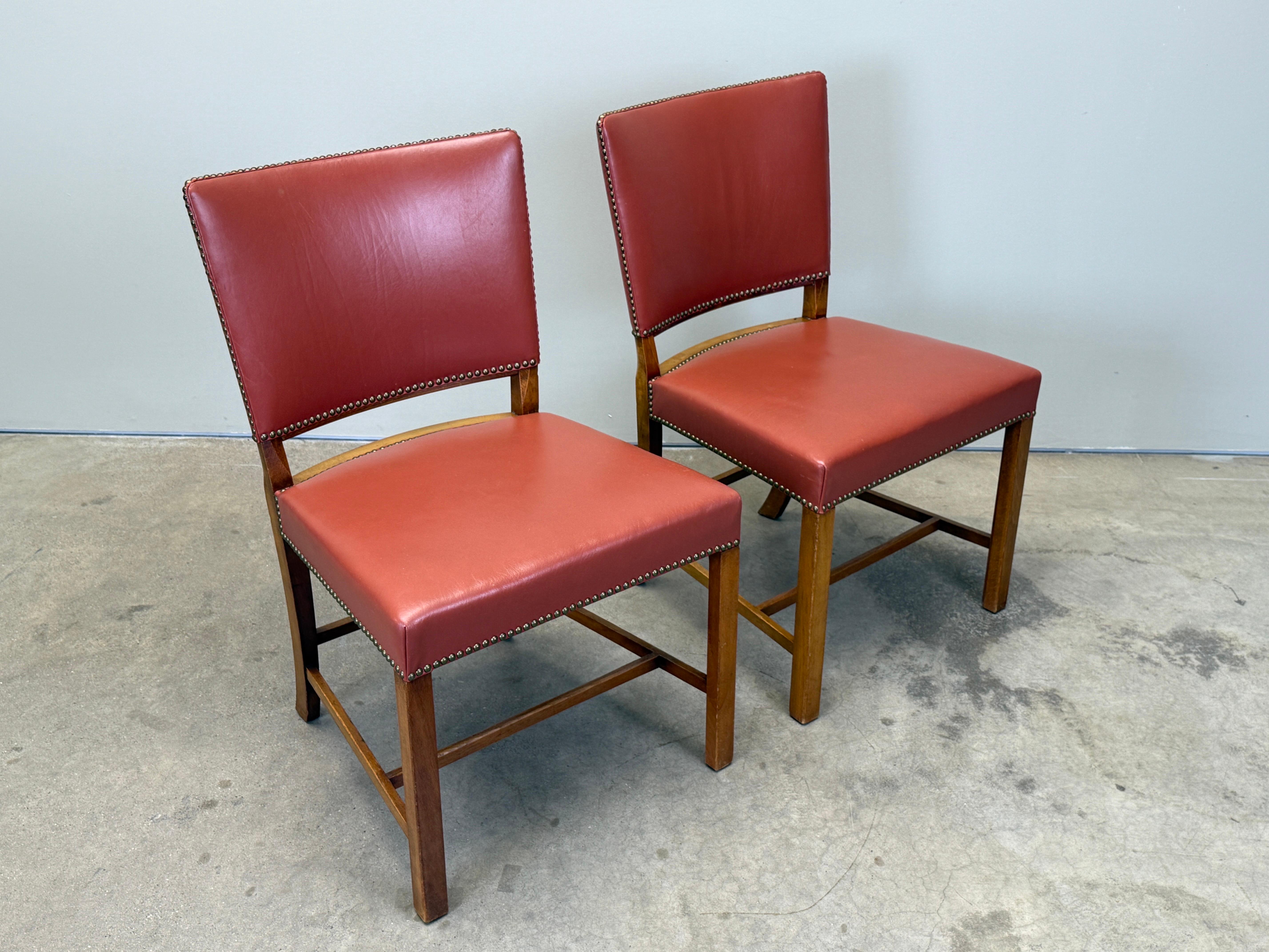 Paire de chaises de salle à manger en cuir Fritz Hansen d'époque en vente 9