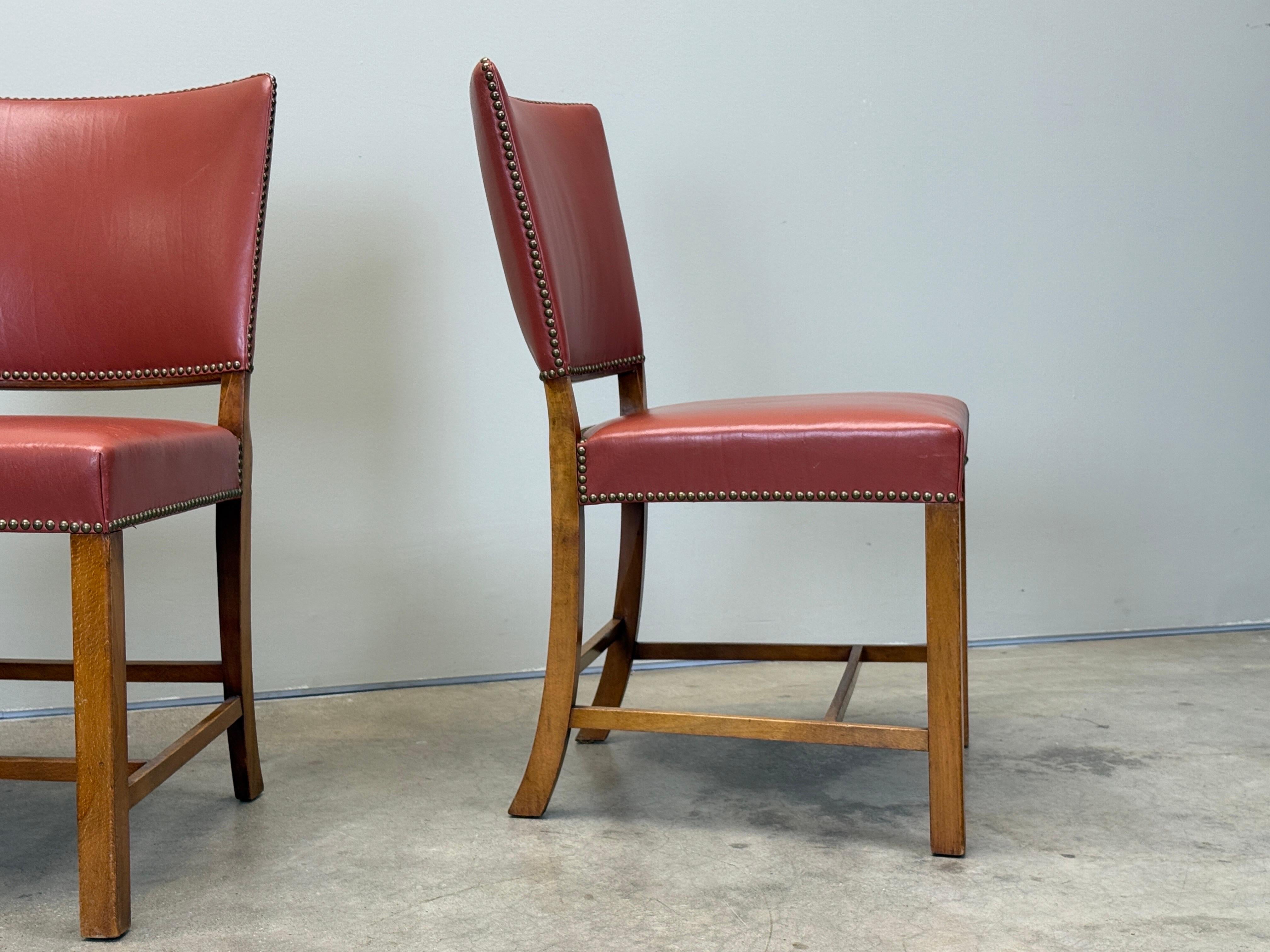 Paire de chaises de salle à manger en cuir Fritz Hansen d'époque Bon état - En vente à Dallas, TX