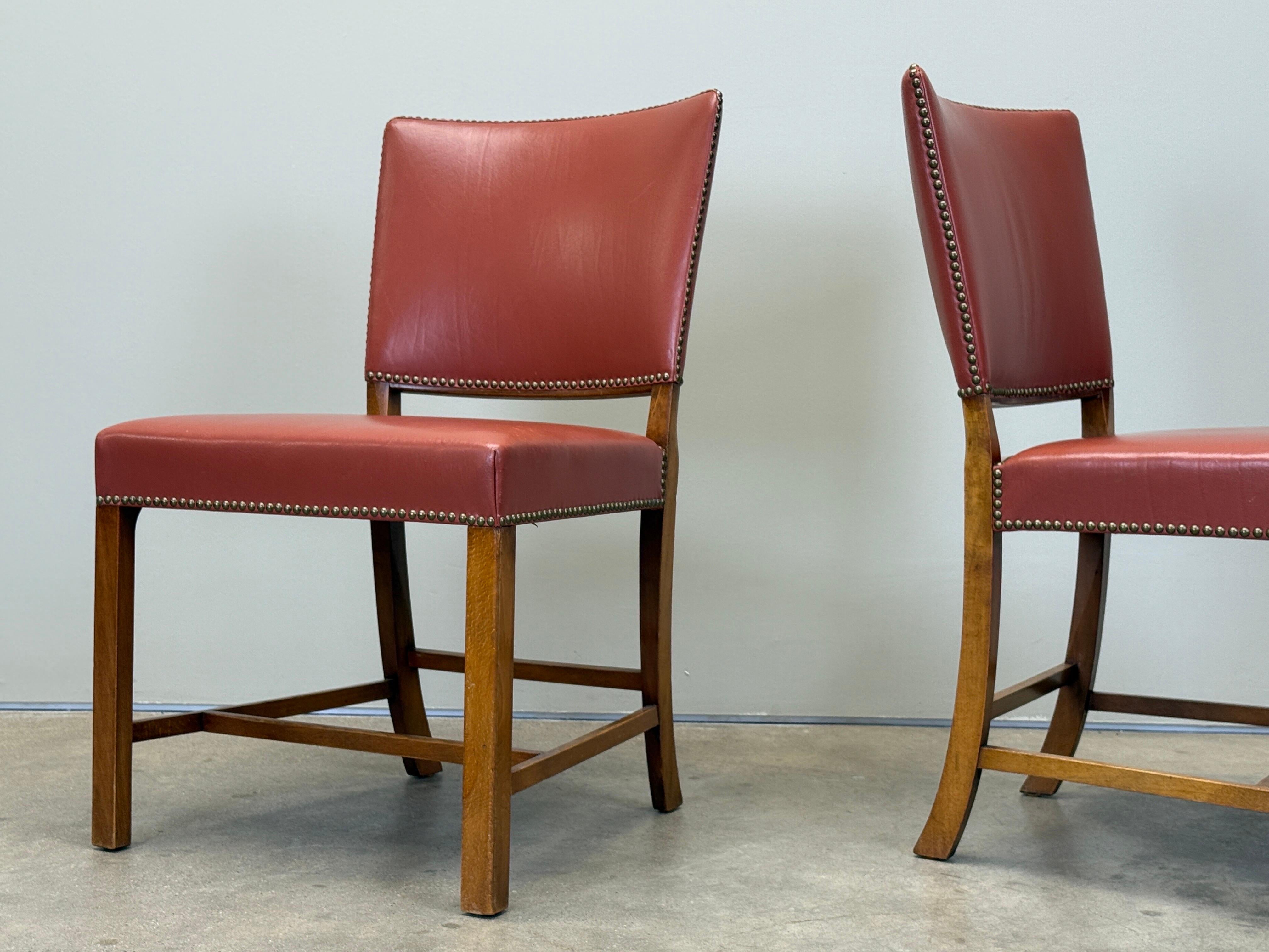 Milieu du XXe siècle Paire de chaises de salle à manger en cuir Fritz Hansen d'époque en vente