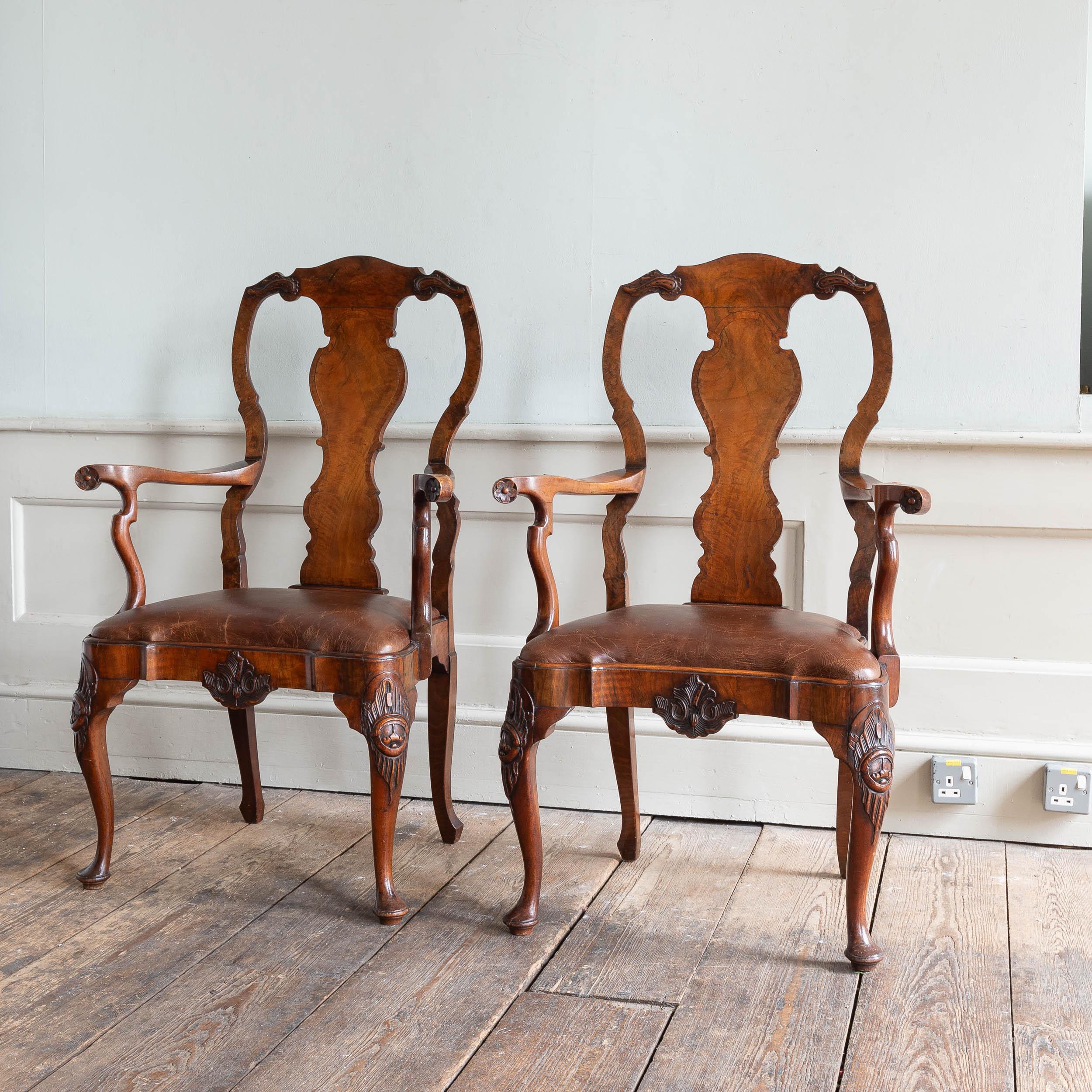 Paire de fauteuils en noyer et cuir, de style du début du XVIIIe siècle, édouardiens, l'éclisse centrale à bandes croisées, avec des sculptures sur la barre d'assise et les pieds cabriole. En excellent état de conservation.