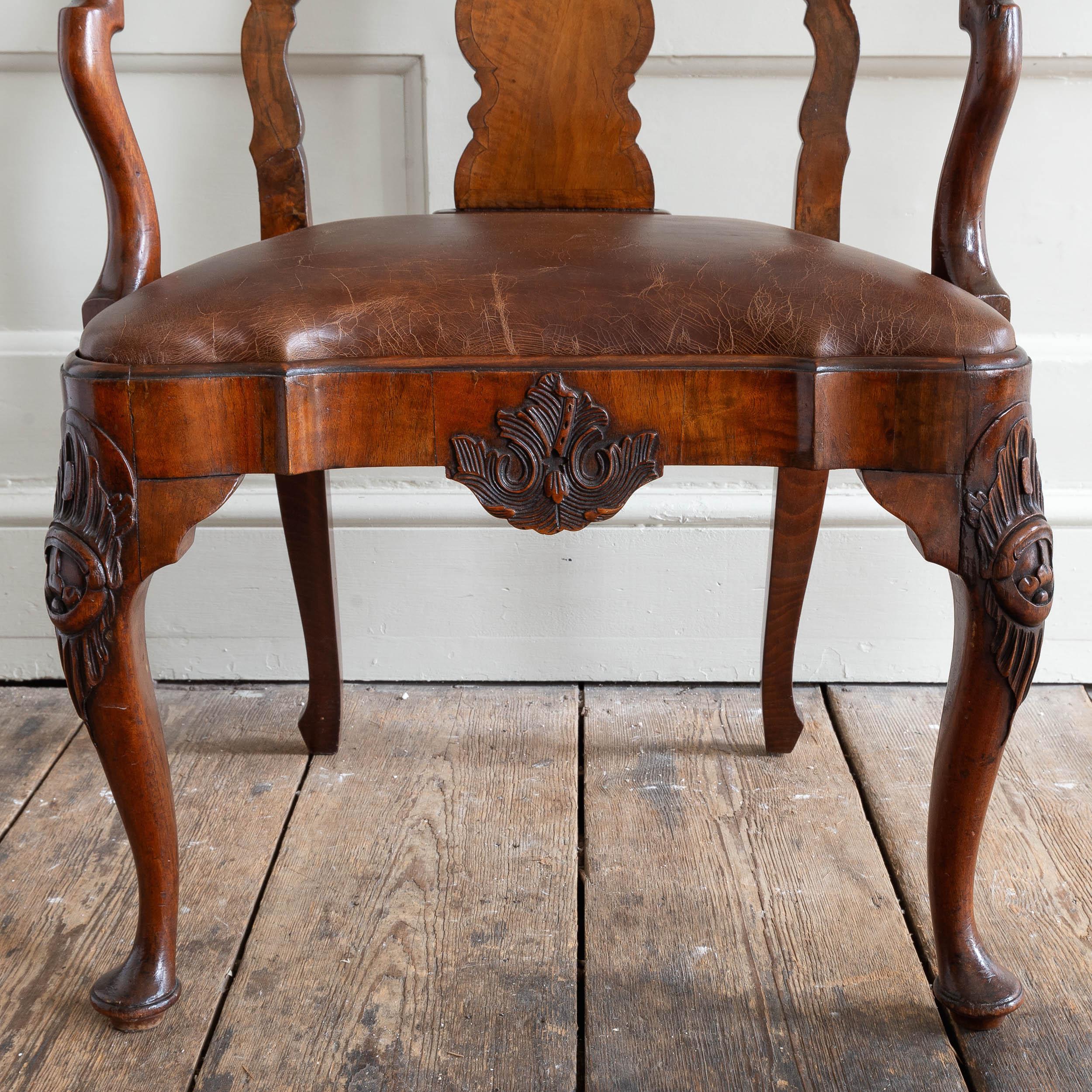 Britannique Paire de fauteuils en noyer du début de l'époque géorgienne en vente