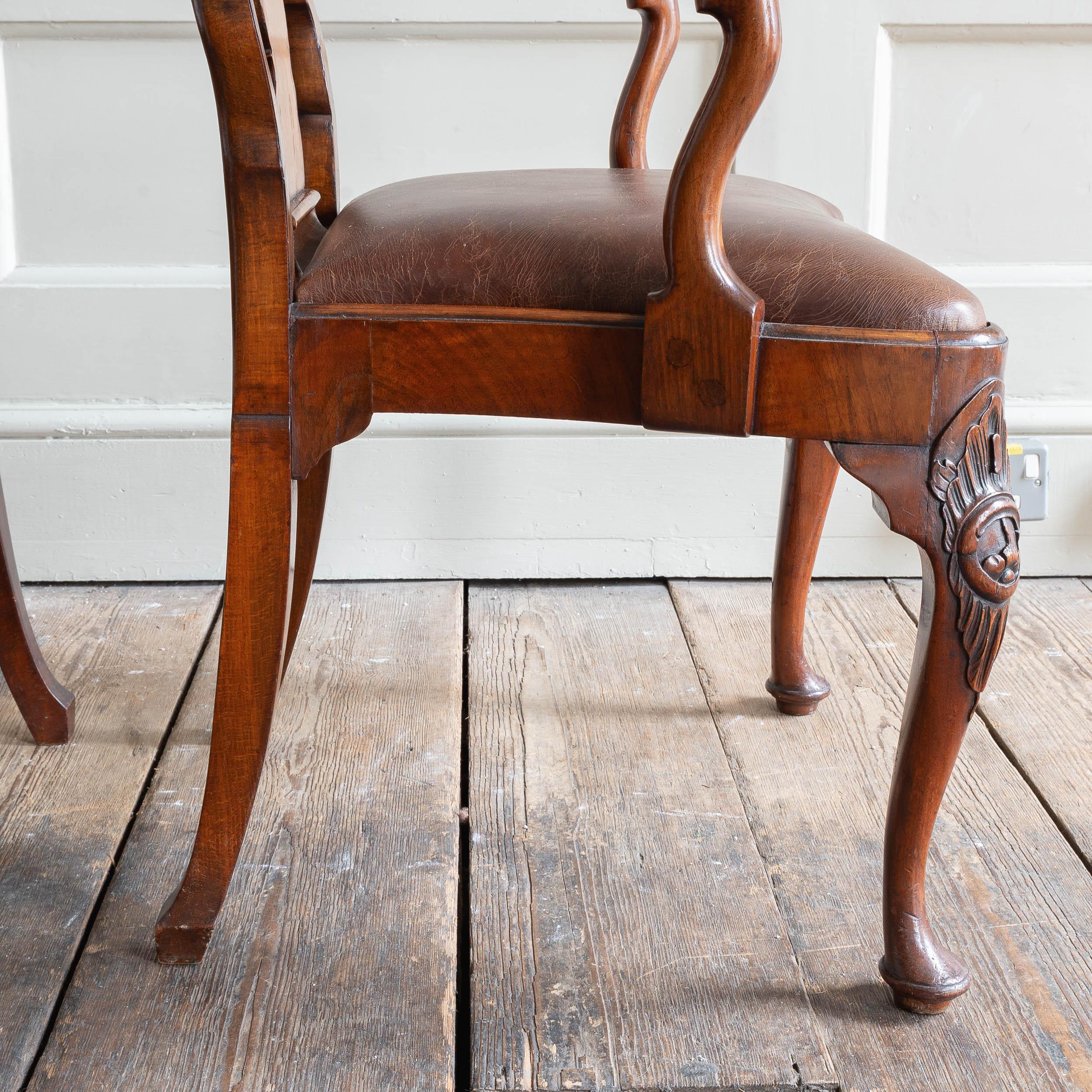 Paire de fauteuils en noyer du début de l'époque géorgienne Bon état - En vente à London, GB