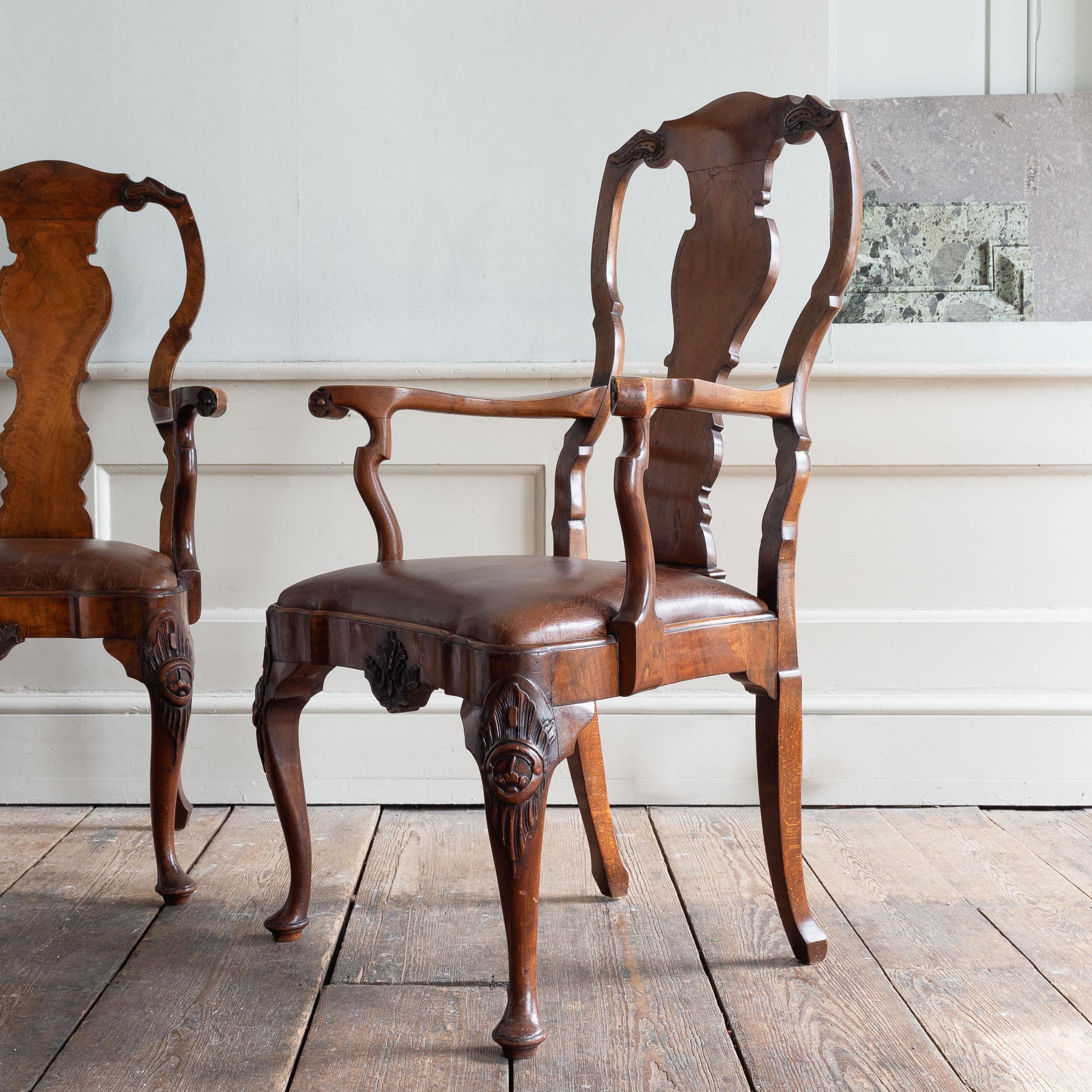 Noyer Paire de fauteuils en noyer du début de l'époque géorgienne en vente