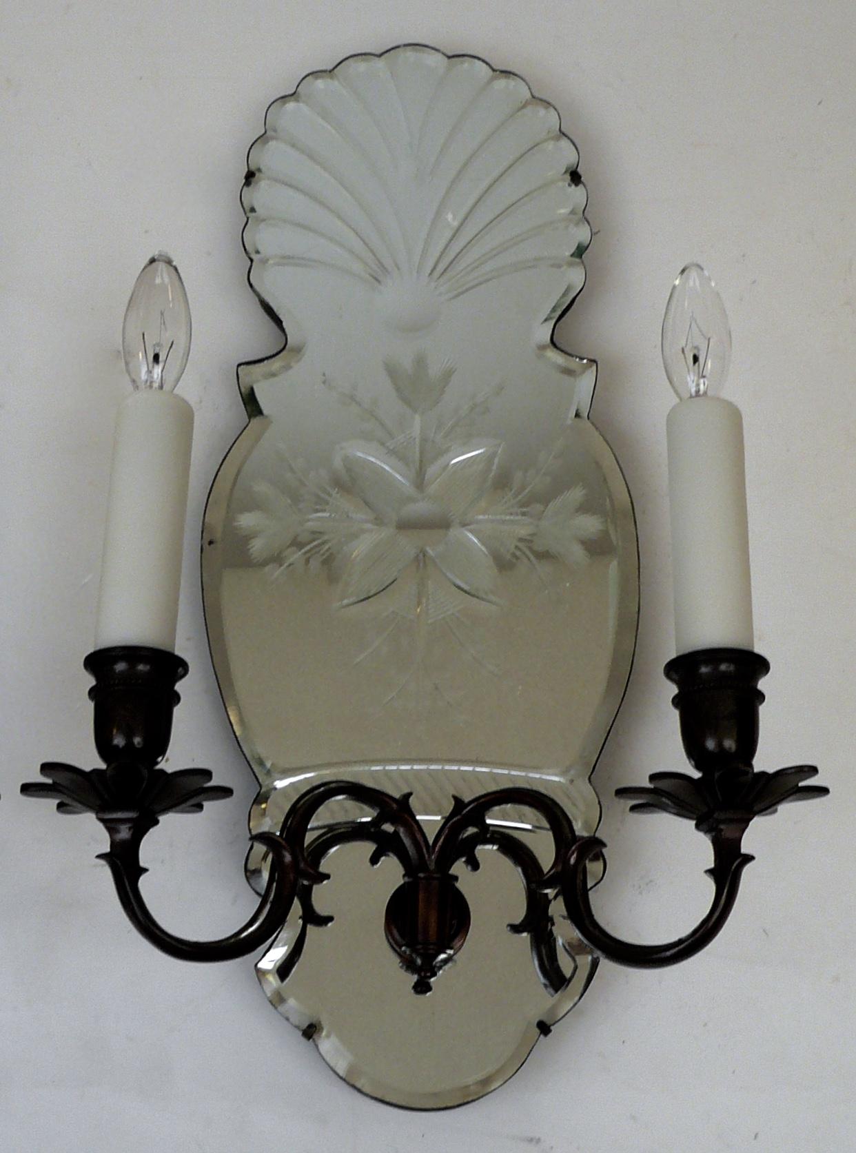 Patiné Paire d'appliques à deux lumières de style géorgien du début de l'ère, avec miroir taillé à la roue et dos en miroir en vente