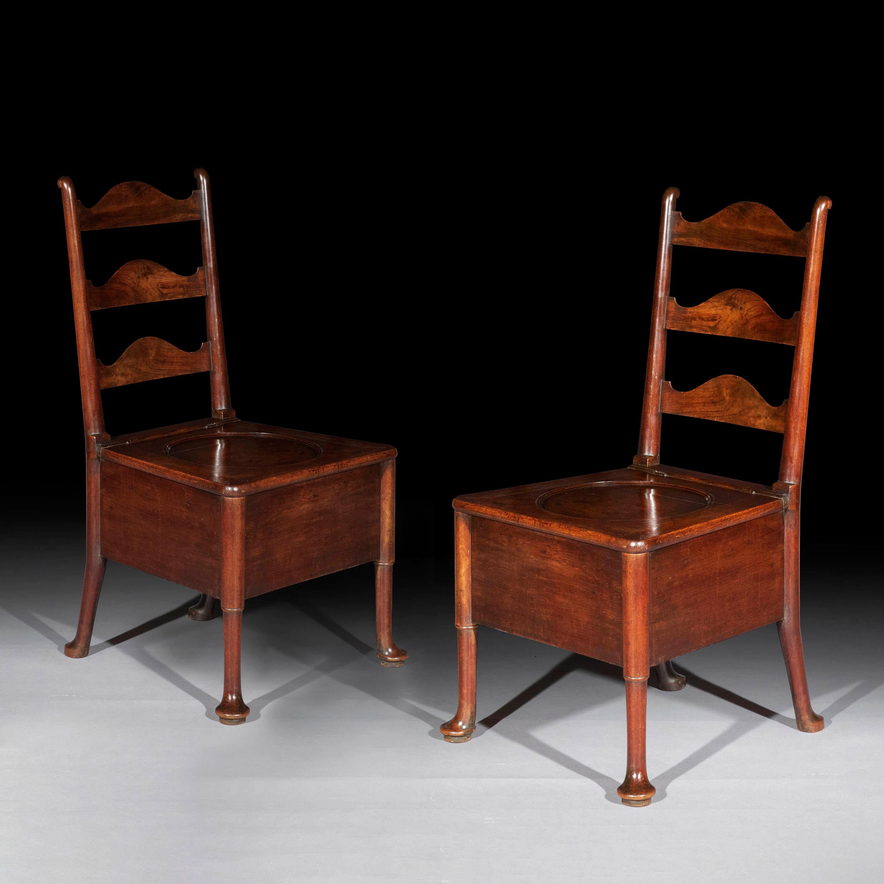 Paire de chaises de salle en noyer du début de la période géorgienne, à dossier en forme d'échelle, 
Origine britannique, vers 1740.

Pourquoi nous l'aimons
Il est très rare que le design vernaculaire soit aussi bien réalisé. Nous aimons le design