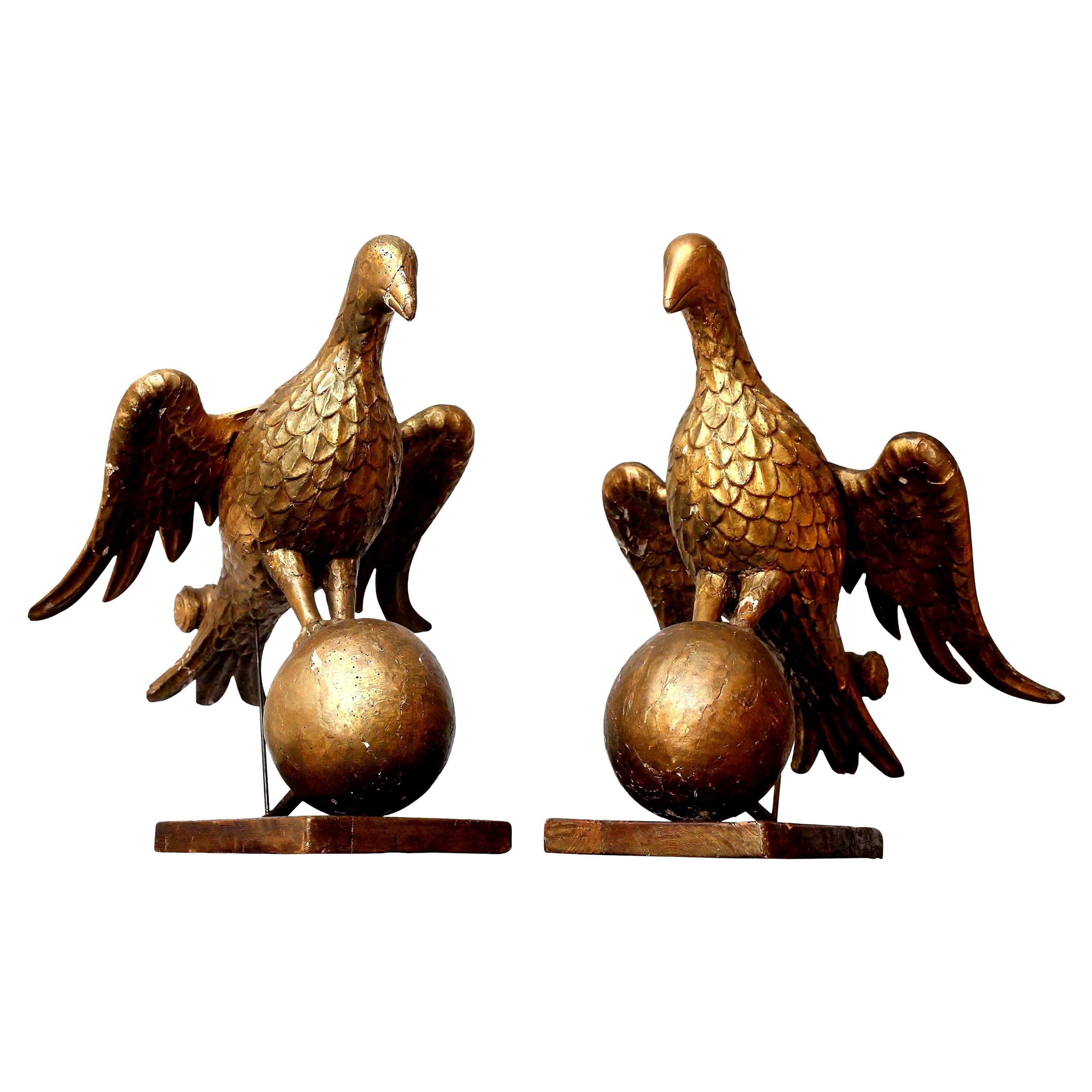 Paar frühe Bücherständer aus Giltwood mit geschnitzten Tauben im Angebot 4
