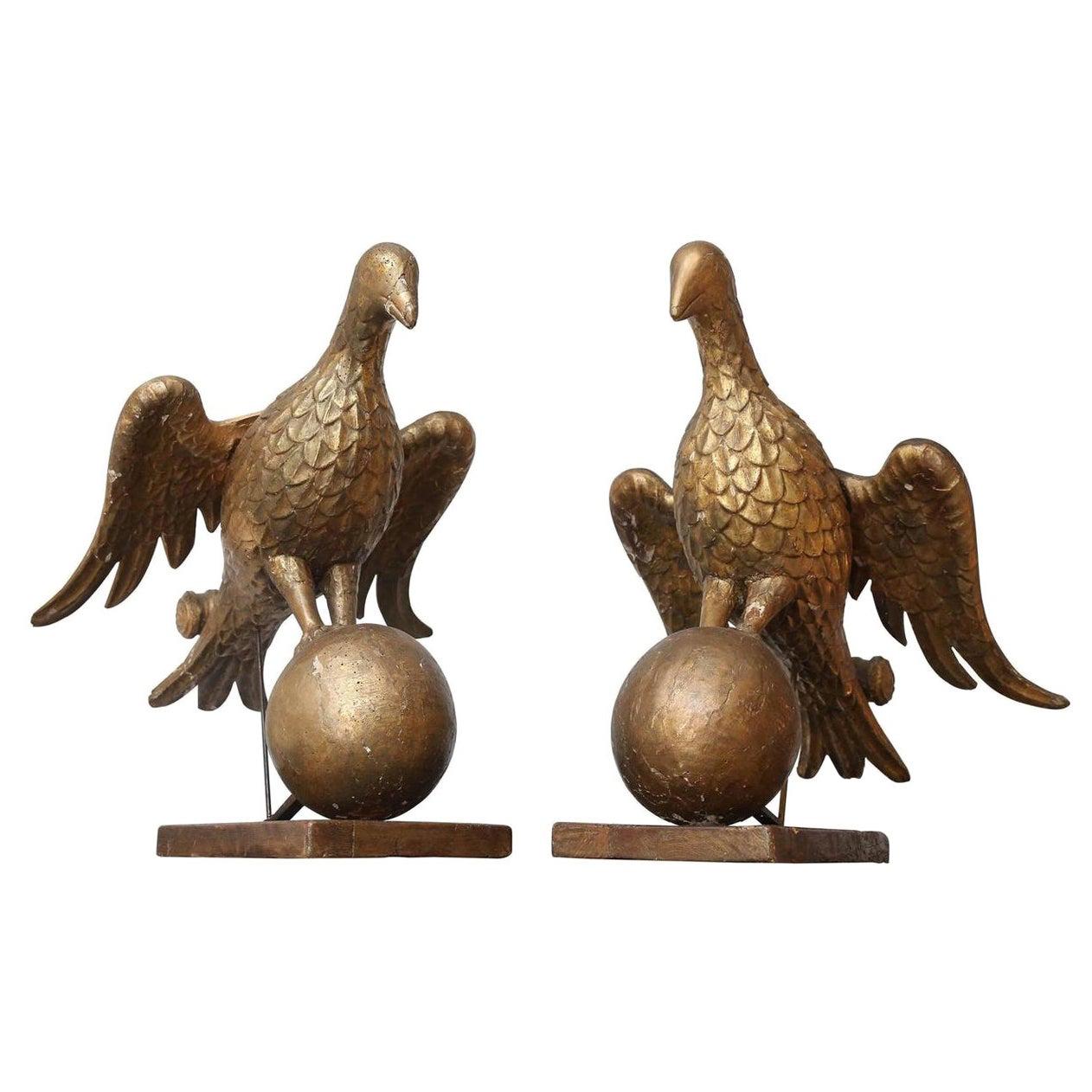 Paar frühe Bücherständer aus Giltwood mit geschnitzten Tauben