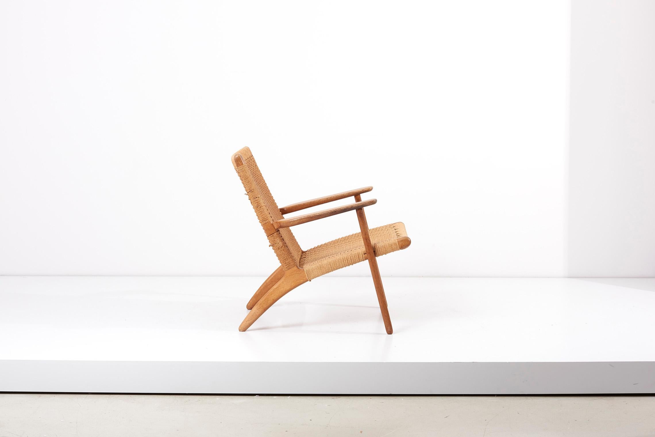 Pair of Early Hans J. Wegner Easy Chairs “CH 25” for Carl Hansen In Fair Condition In Berlin, DE