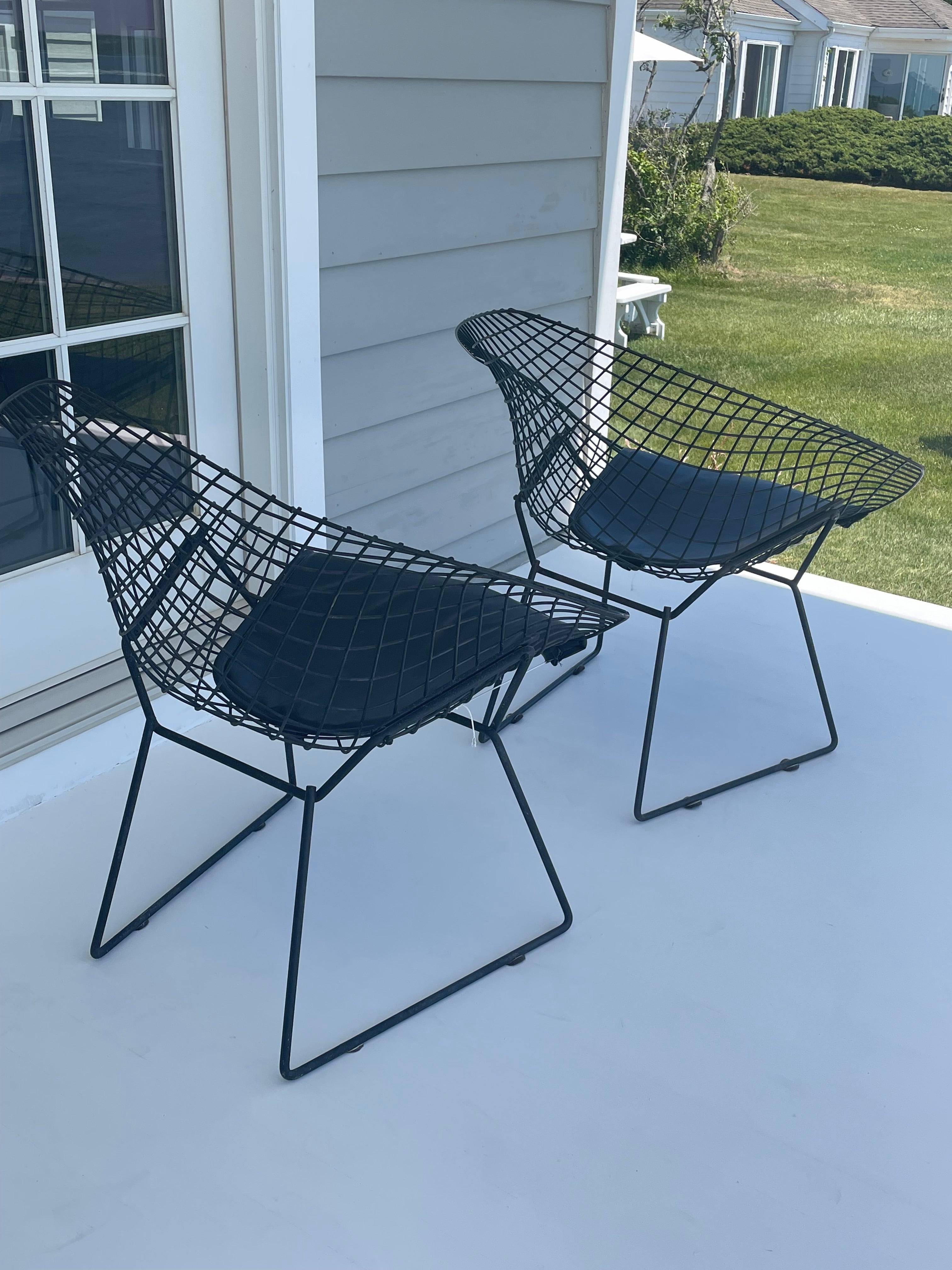 Queste sedie iconiche sono state disegnate per la prima volta negli anni '50 da Harry Bertoia in collaborazione con Knoll e sono diventate uno dei pezzi d'arredamento più famosi della metà del secolo. Le sedie hanno vinto molti premi di design nel