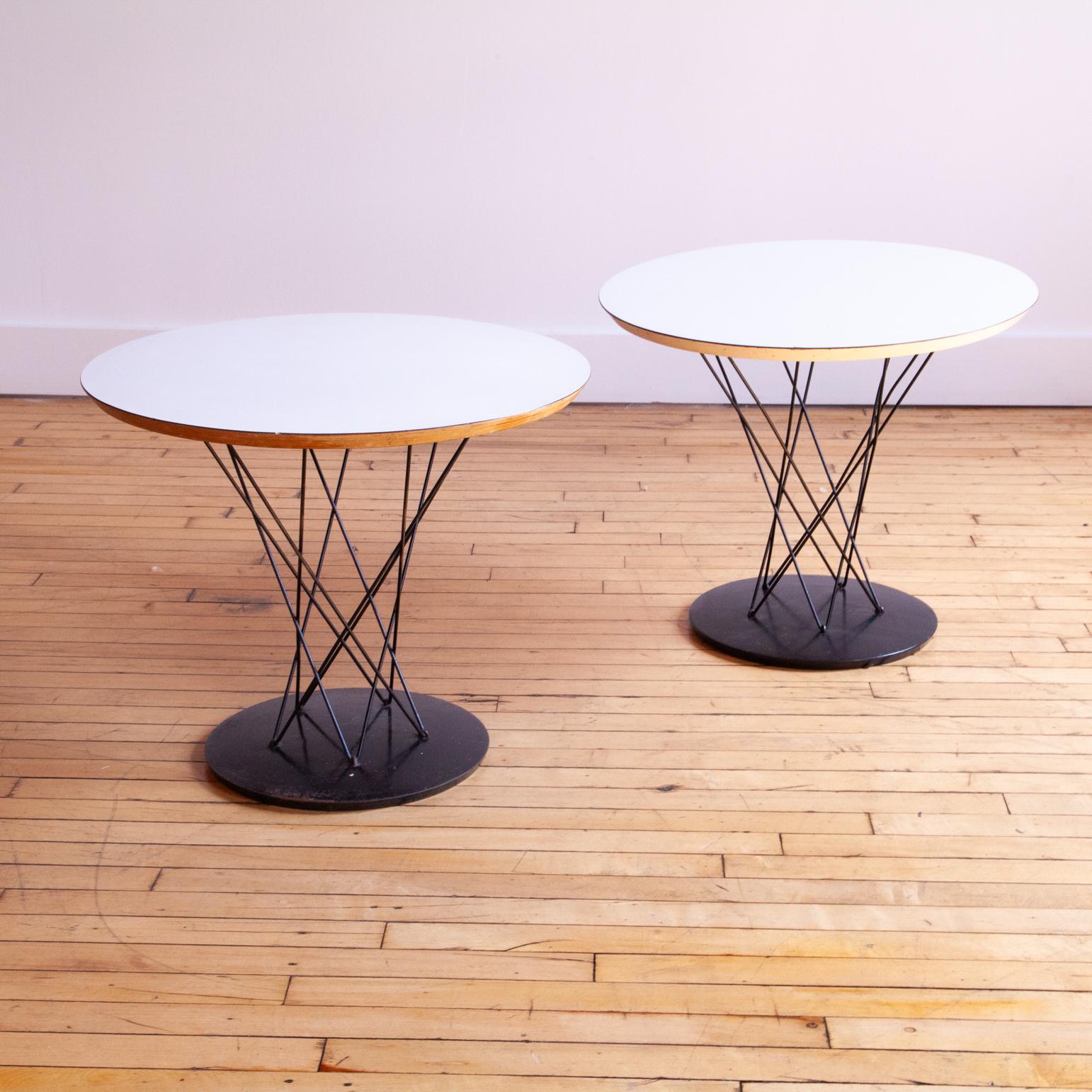 Preciosa pareja de mesas auxiliares Noguchi Cyclone, modelo 87. 

Diseñado originalmente para Knoll en 1953. 

Estos ejemplos datan de principios de los años sesenta. 

La pieza tiene una base de hierro fundido recubierta de esmalte y una encimera