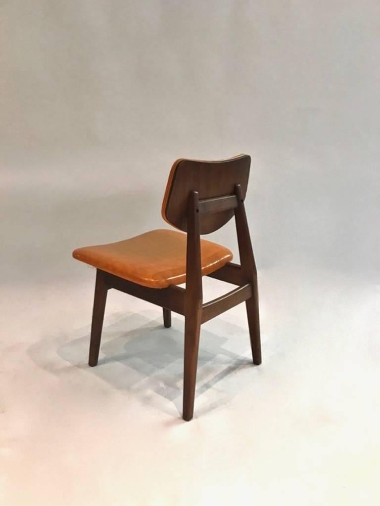 Pair of Early Jens Risom Chairs in Walnut, USA circa 1950 In Excellent Condition In Jersey City, NJ