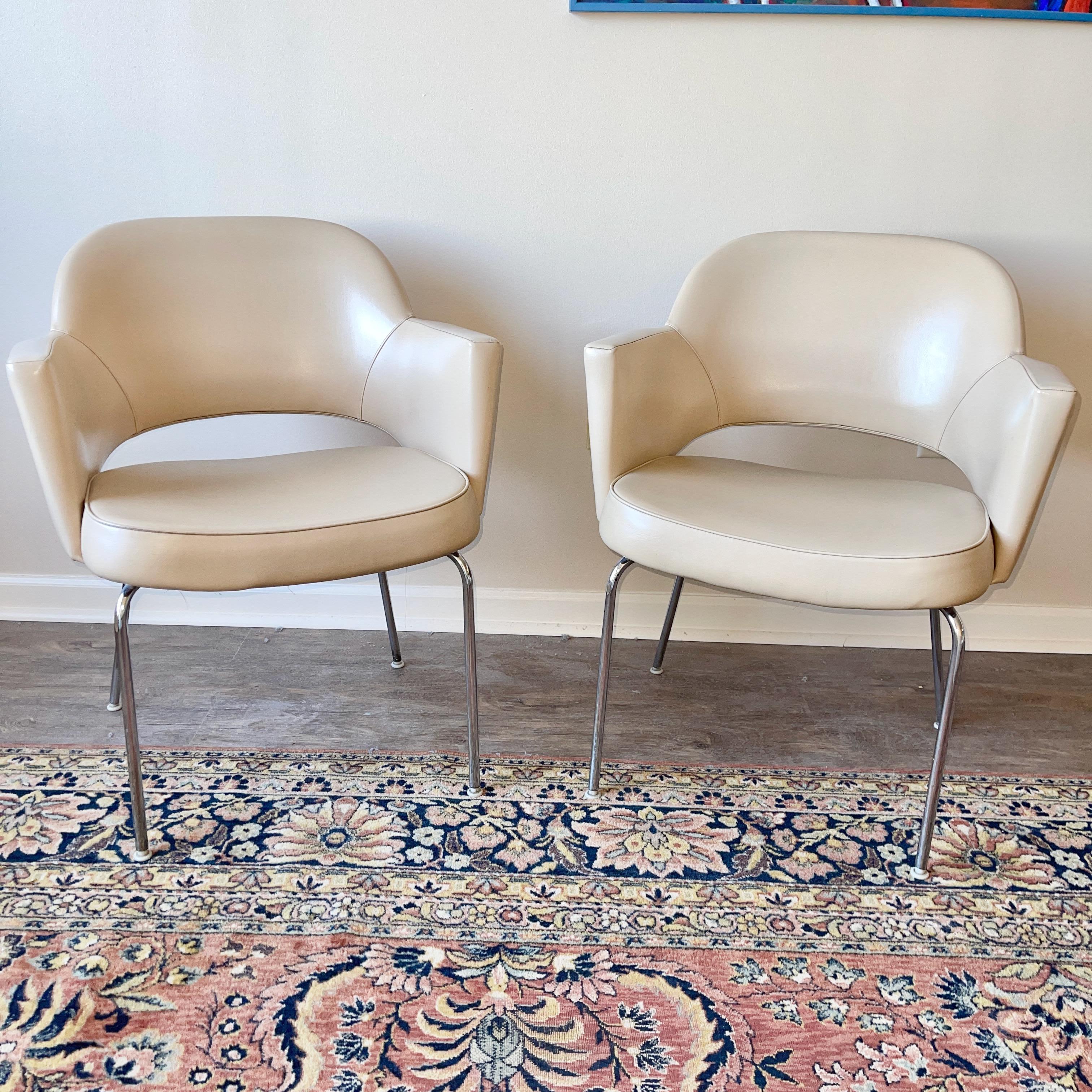 Coppia di sedie direzionali Saarinen modello 71 di Knoll in vinile avorio con gambe in acciaio inox lucido e piedini originali.
Le etichette sono assenti, ma c'è la presenza della sagoma dove erano state inserite.
