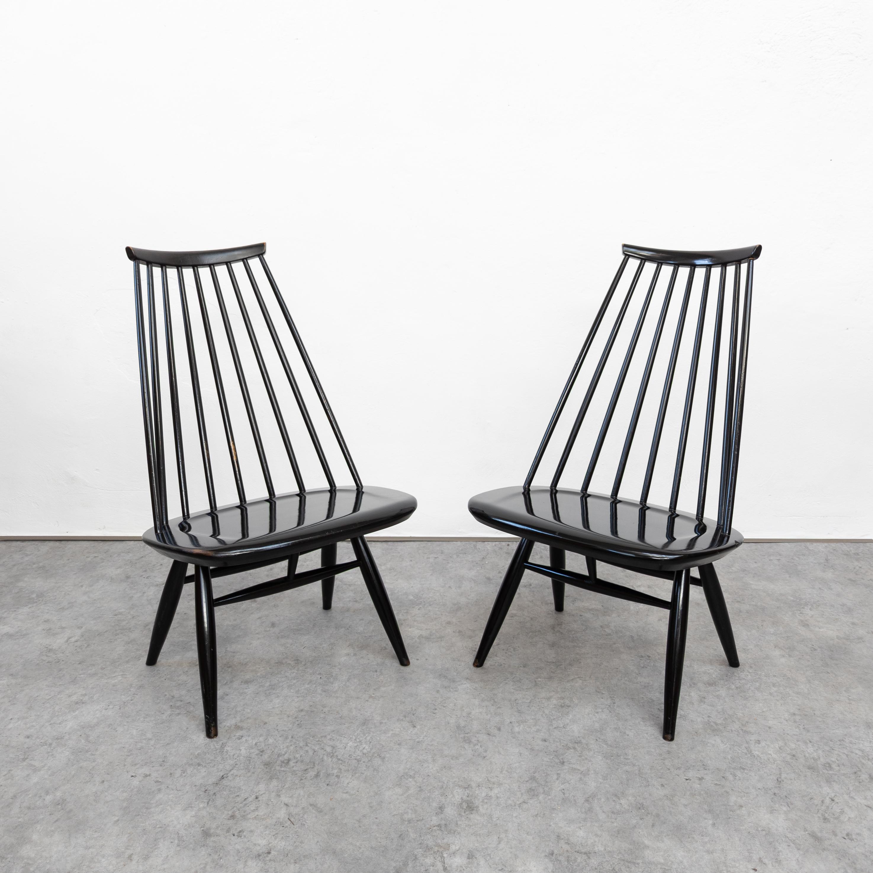Les chaises longues Mademoiselle, imaginées par Eleg Tapiovaara pour Asko, allient harmonieusement élégance et confort. D'une esthétique intemporelle, ces chaises sont dotées d'un cadre en bois gracieusement incurvé, créant un équilibre harmonieux