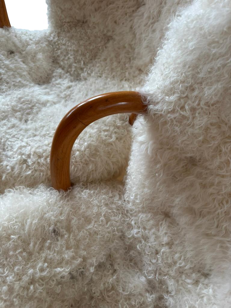 Pareja de primeras sillas Madsen (Arctander) Clam Shell en piel de oveja Escandinavo moderno en venta