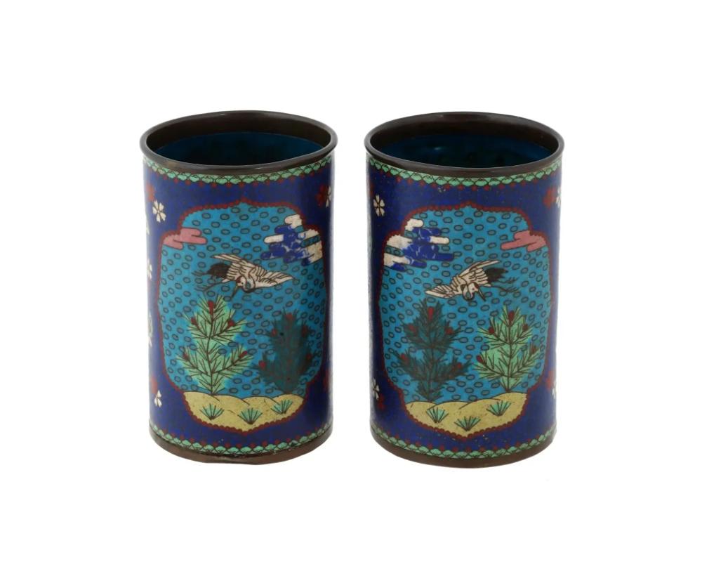 Coppia di antichi vasi a spazzola giapponesi, epoca Meiji, dal 1868 al 1912. L'esterno di entrambi i pezzi abbinati è smaltato con fiori e farfalle in smalto policromo su un fondo blu cobalto. Due medaglioni color turchese sono decorati con