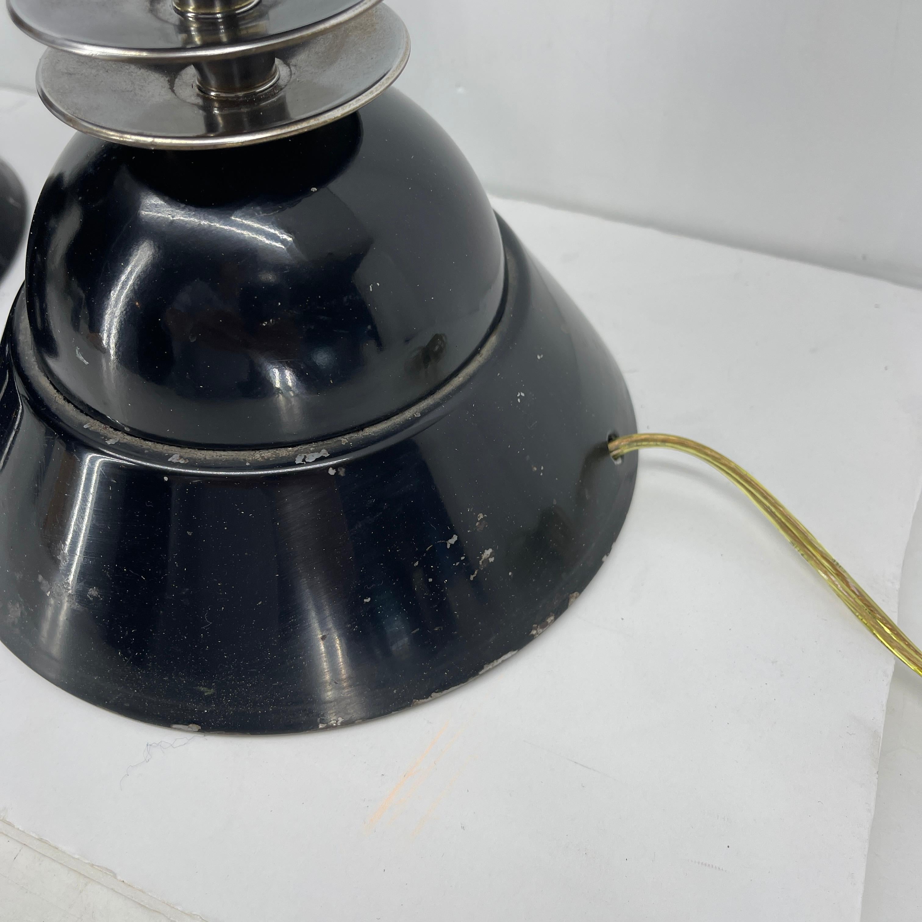 Coppia di lampade cromate in toleware nero della prima metà del secolo scorso in vendita 4