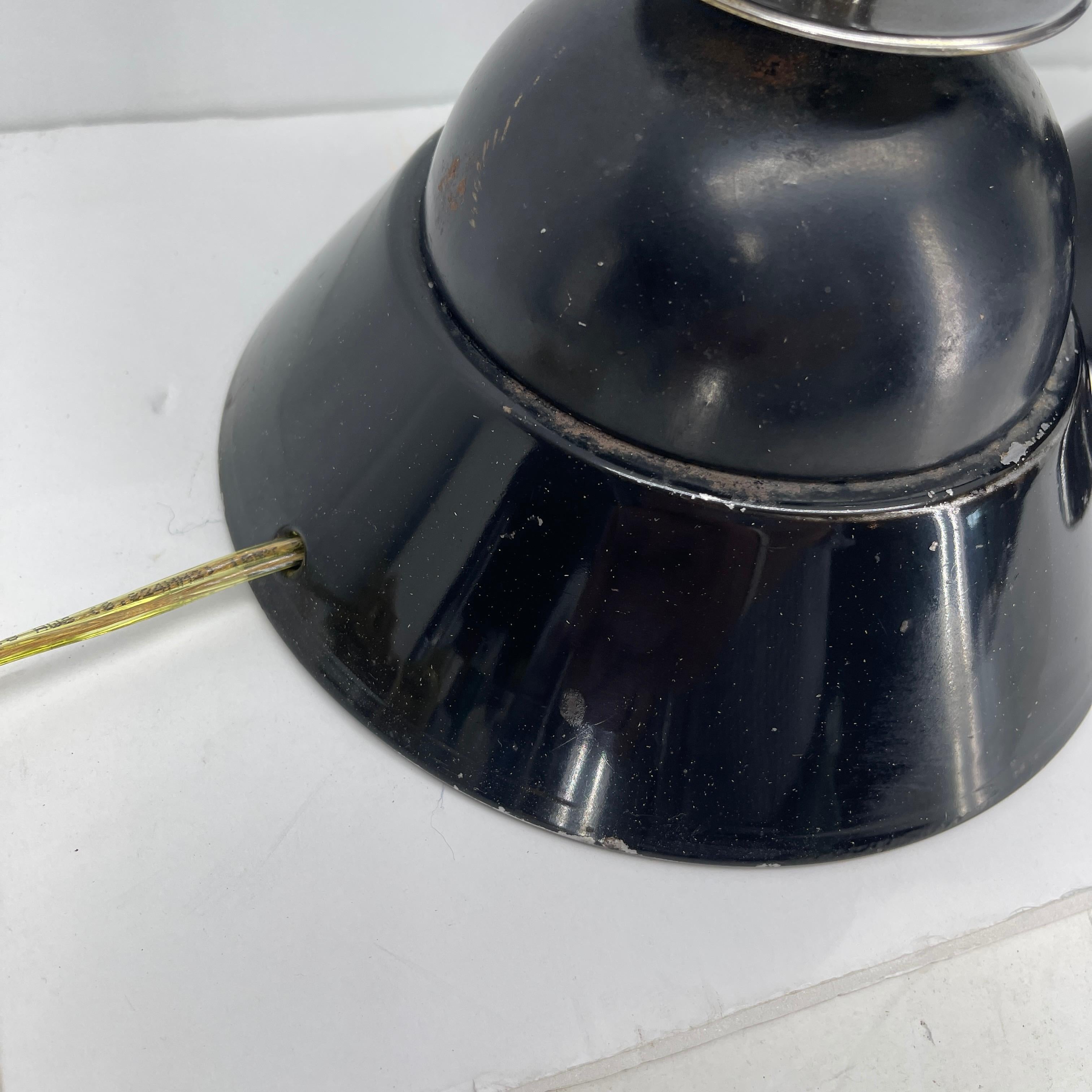 Coppia di lampade cromate in toleware nero della prima metà del secolo scorso in vendita 5