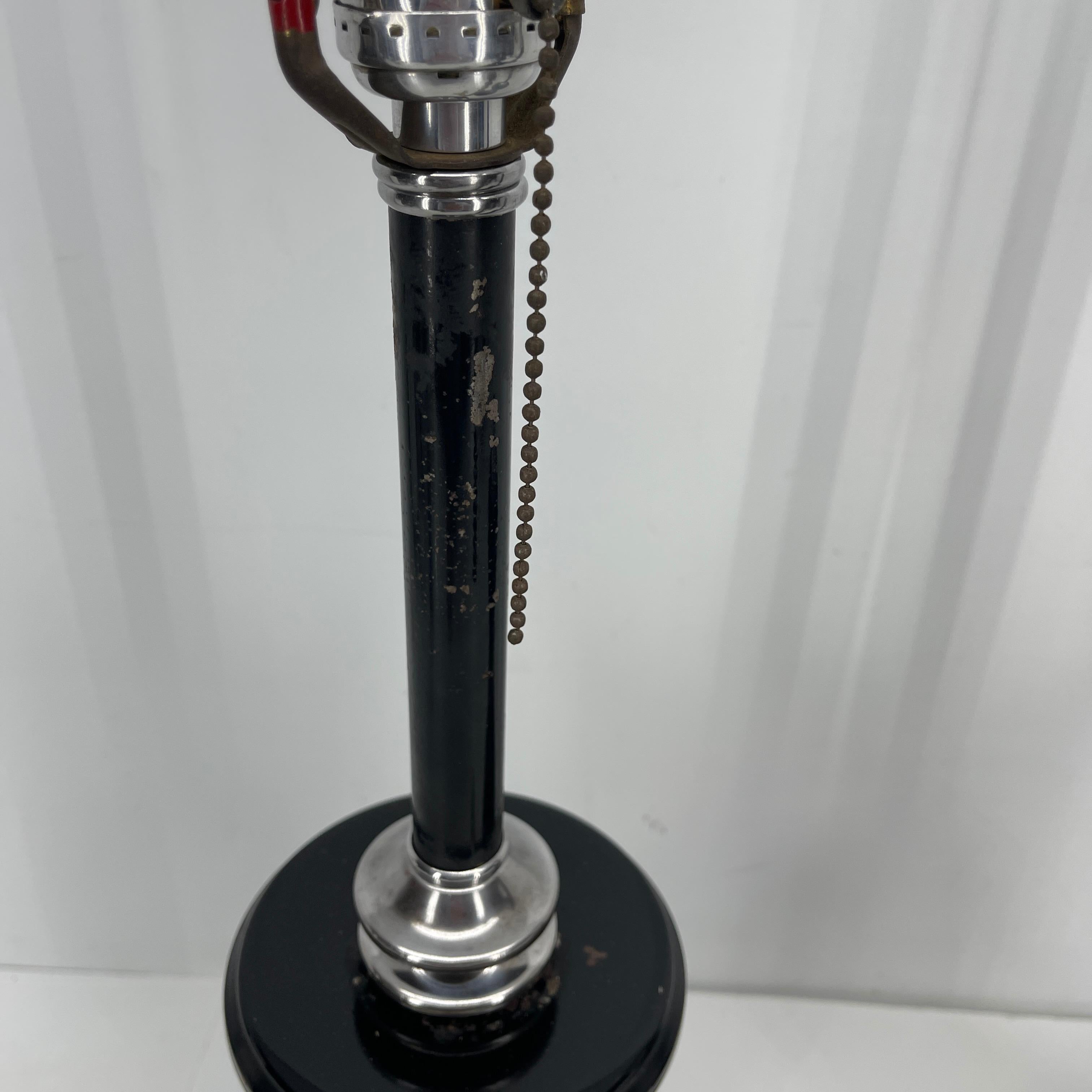 Coppia di lampade cromate in toleware nero della prima metà del secolo scorso in vendita 8