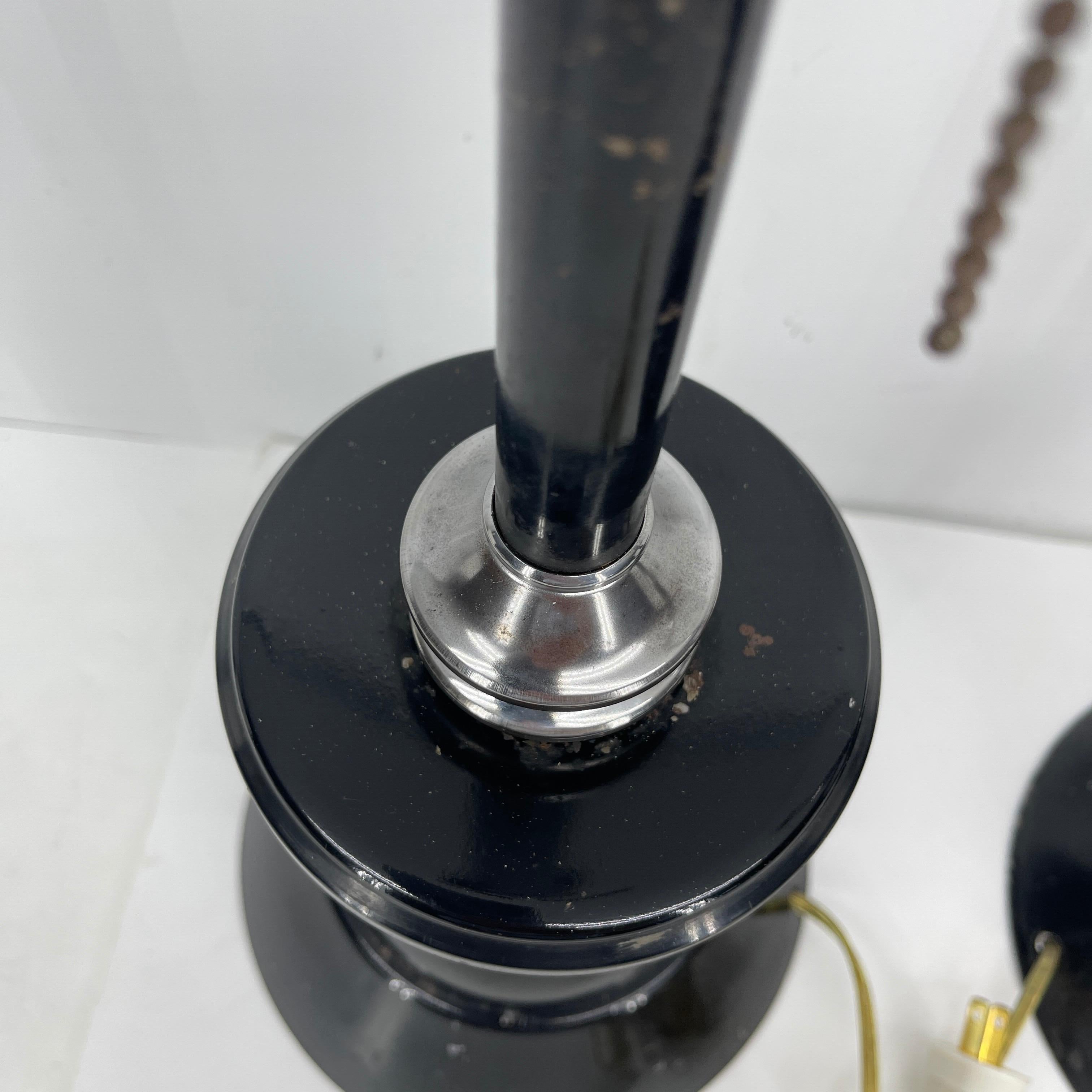 Coppia di lampade cromate in toleware nero della prima metà del secolo scorso in vendita 9