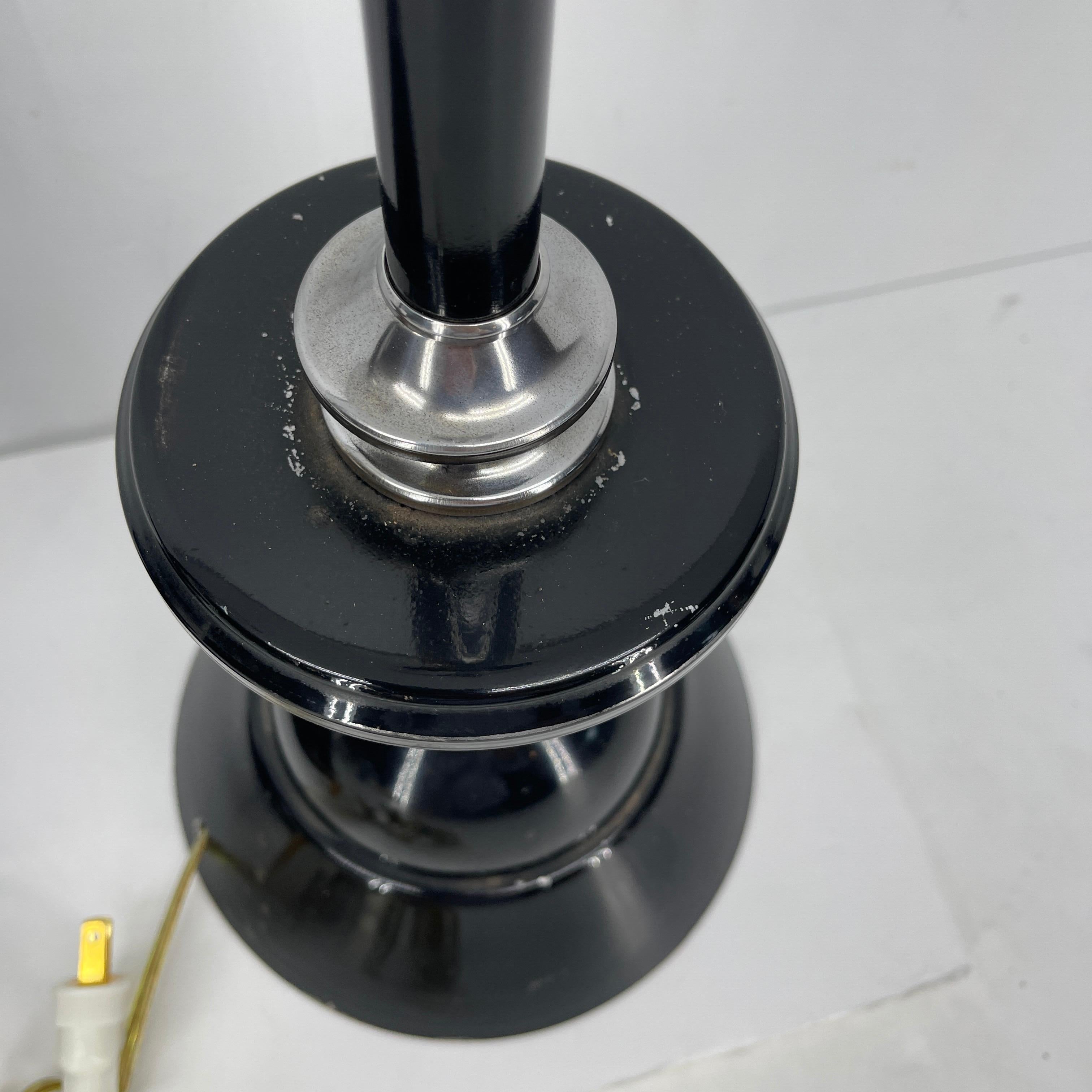 Coppia di lampade cromate in toleware nero della prima metà del secolo scorso in vendita 10