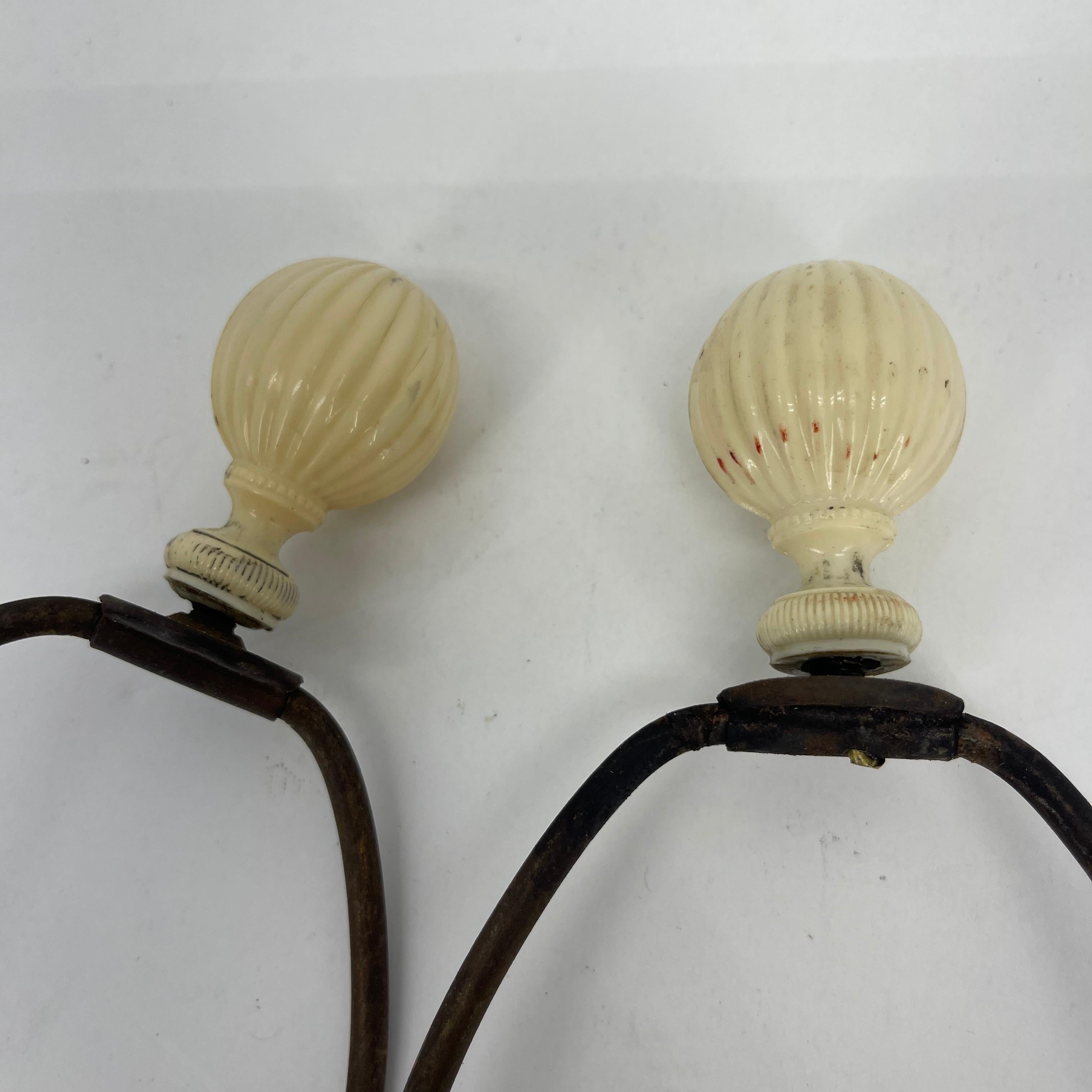 Coppia di lampade cromate in toleware nero della prima metà del secolo scorso in vendita 11