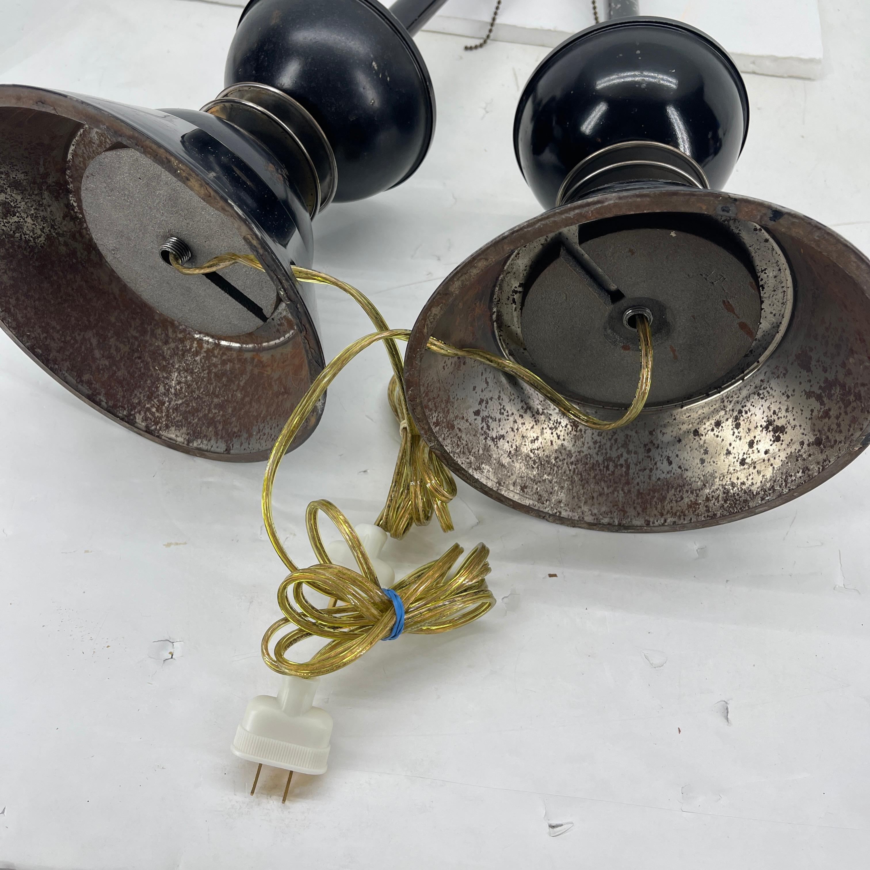 Coppia di lampade cromate in toleware nero della prima metà del secolo scorso in vendita 12