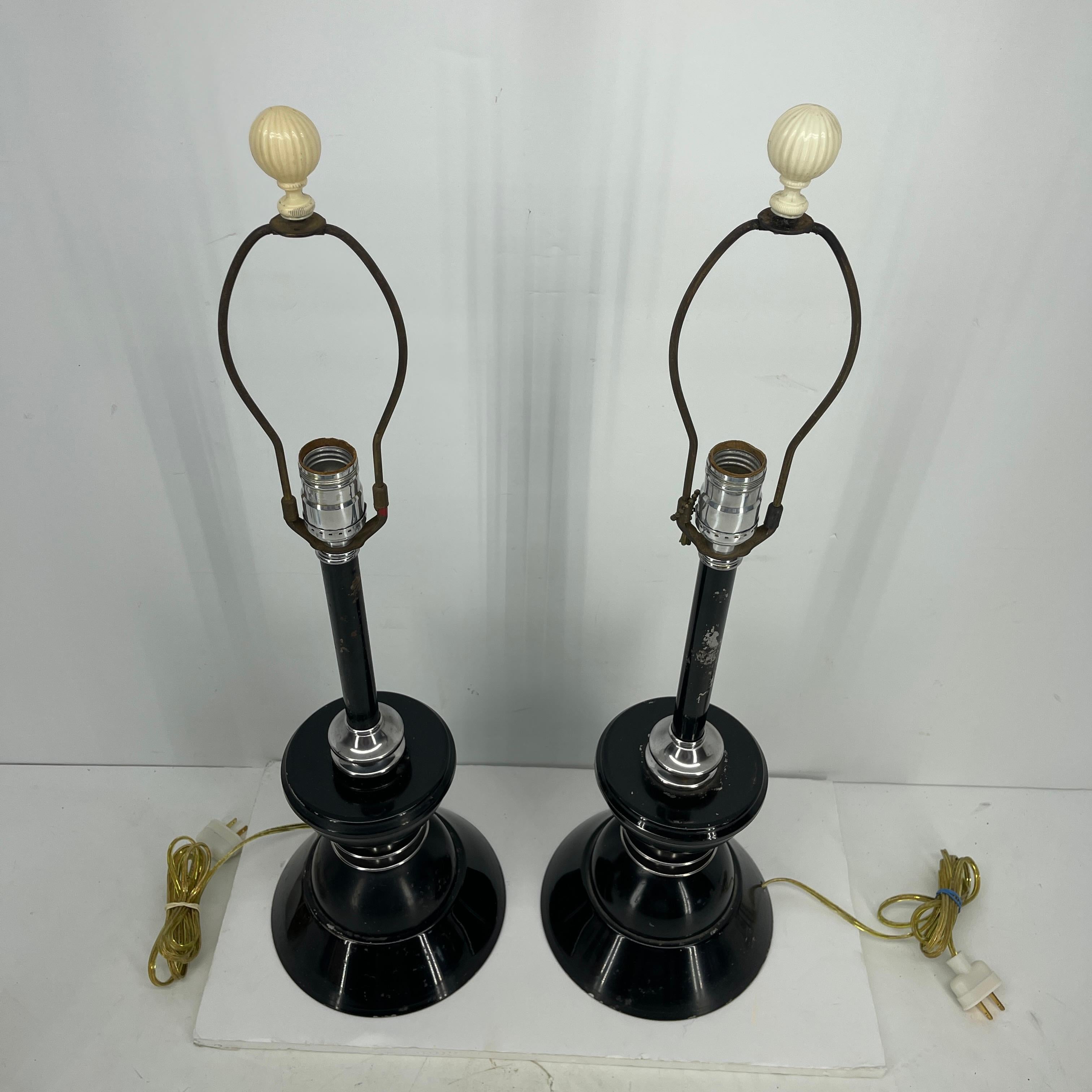Mid-Century moderno Coppia di lampade cromate in toleware nero della prima metà del secolo scorso in vendita