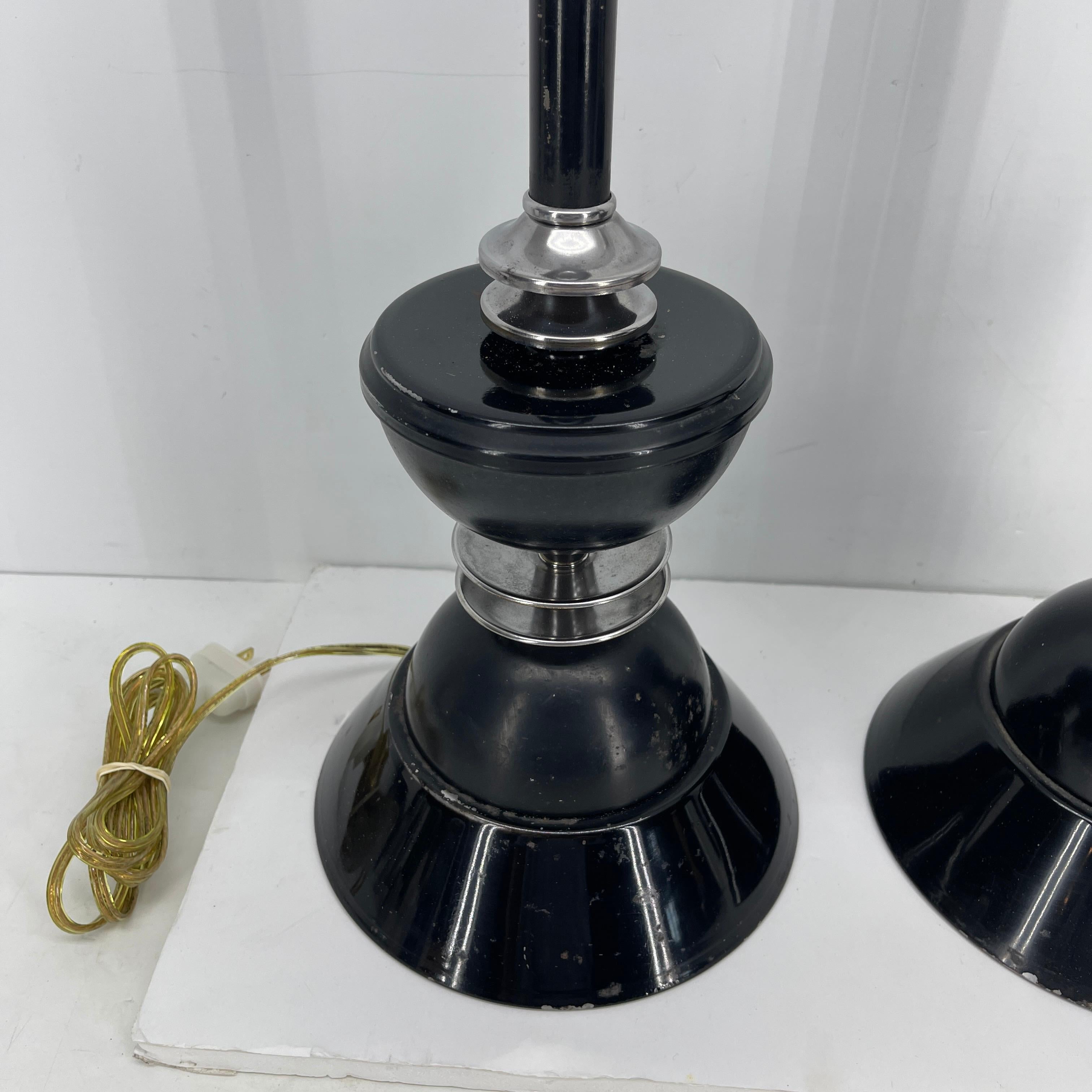 Pair of Early Mid-Century Modern Black Toleware Chrome Lamps In Good Condition For Sale In Haddonfield, NJ