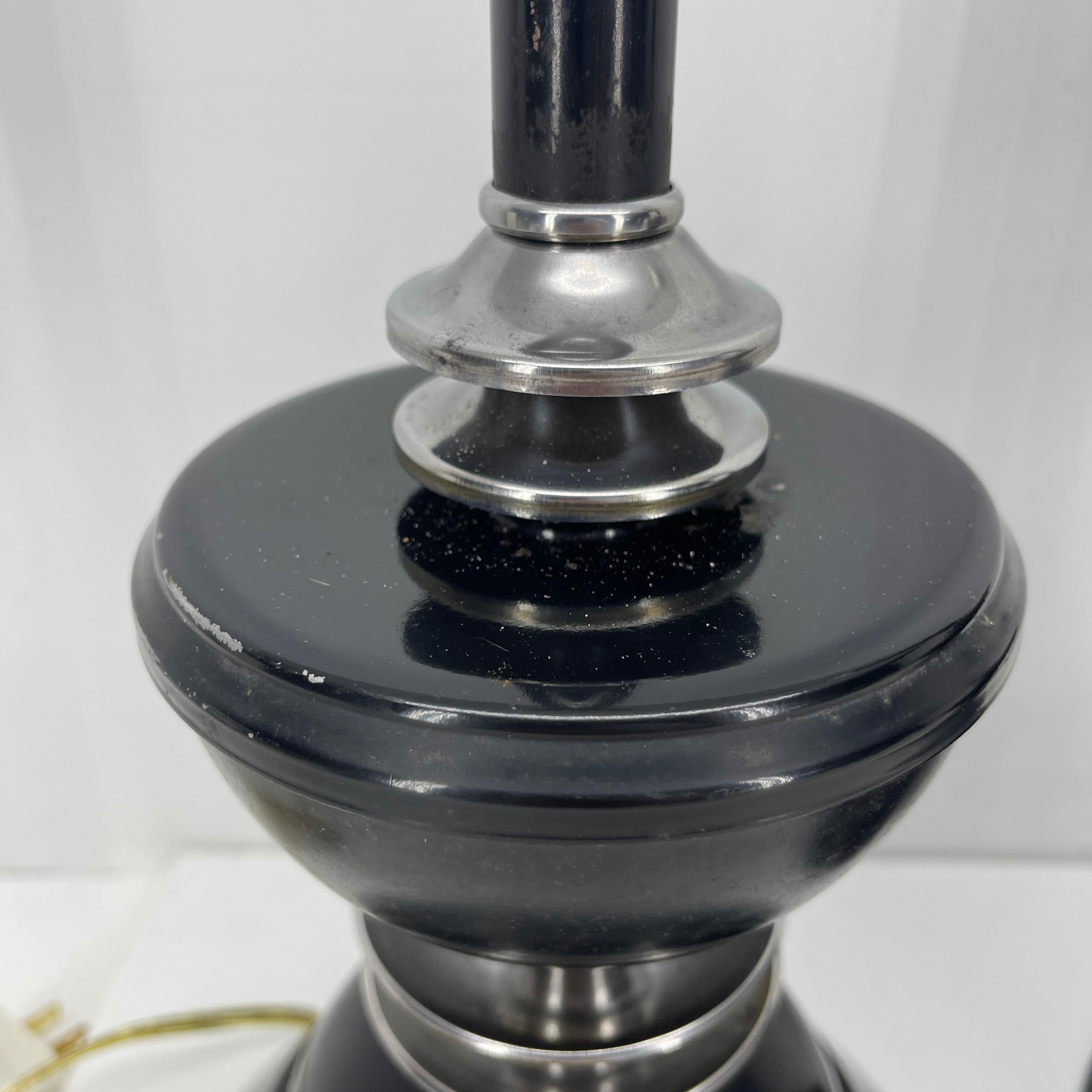 Coppia di lampade cromate in toleware nero della prima metà del secolo scorso In condizioni buone in vendita a Haddonfield, NJ