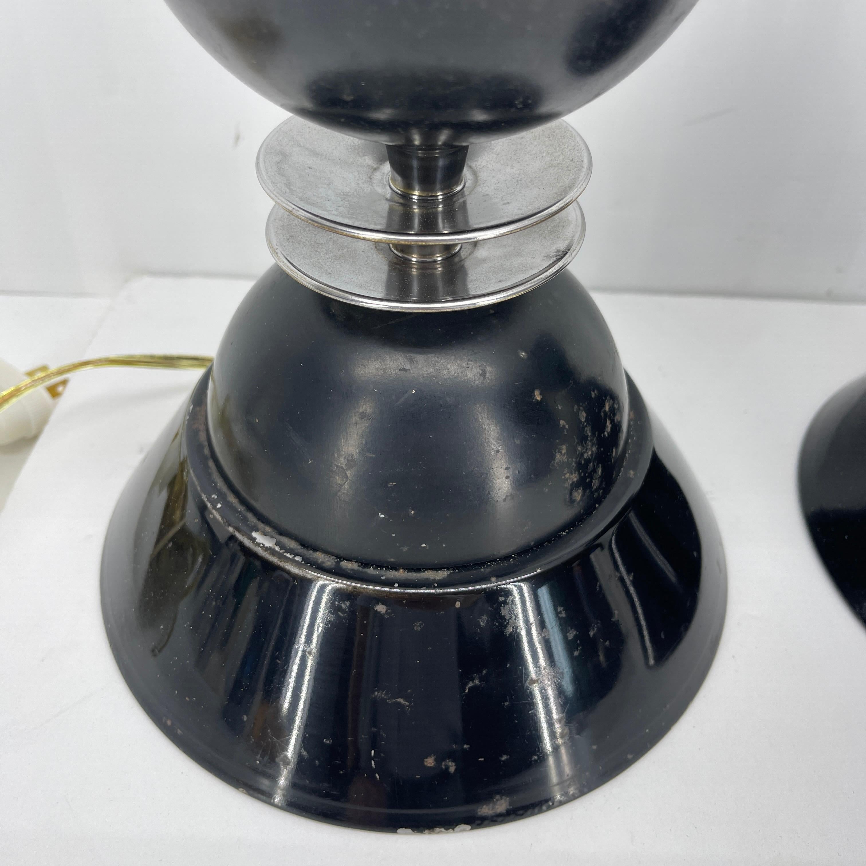 Metà XX secolo Coppia di lampade cromate in toleware nero della prima metà del secolo scorso in vendita