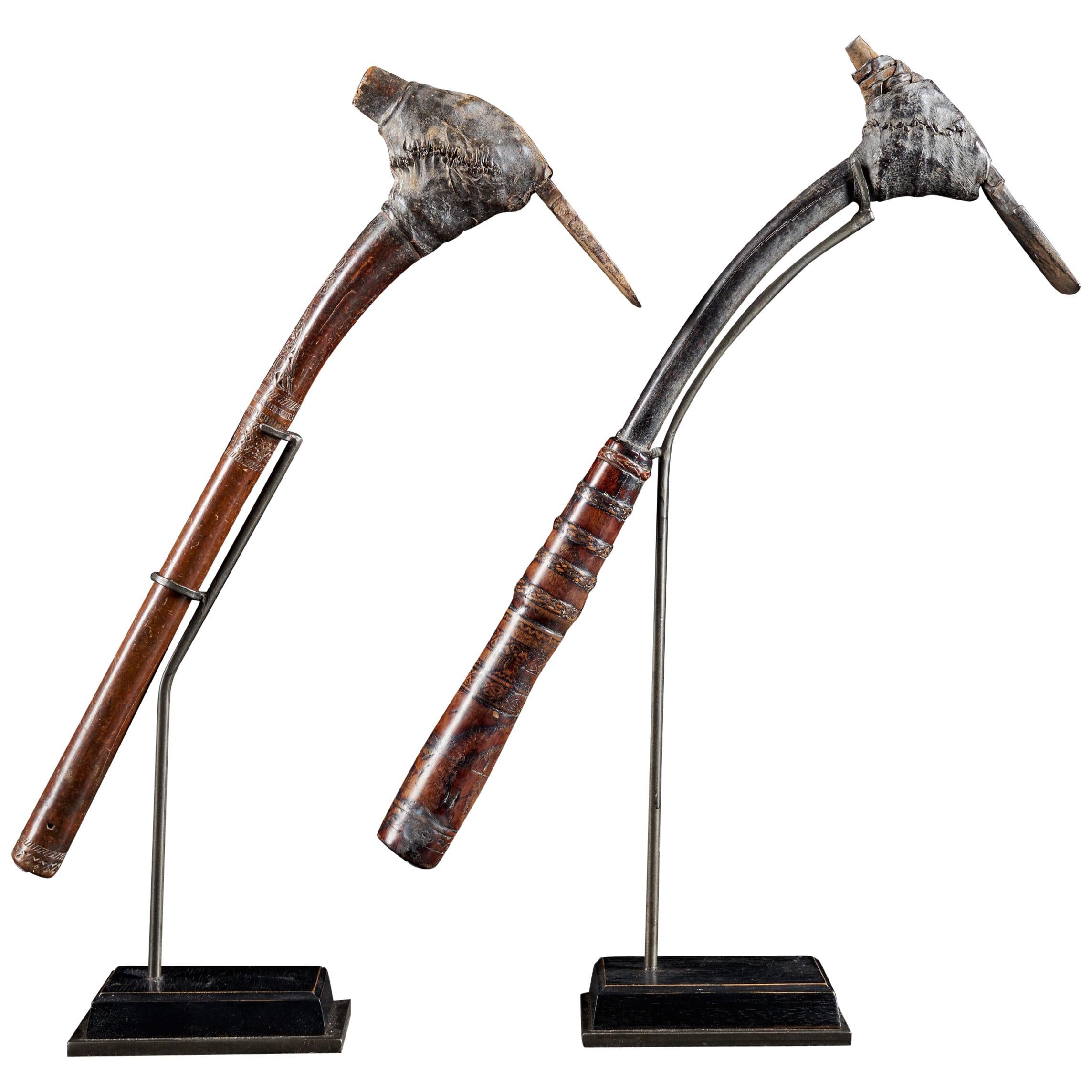Paar ethno Design Frühe, zeremonielle, verzierte Adze-Werkzeuge der Ureinwohner des Stammes
