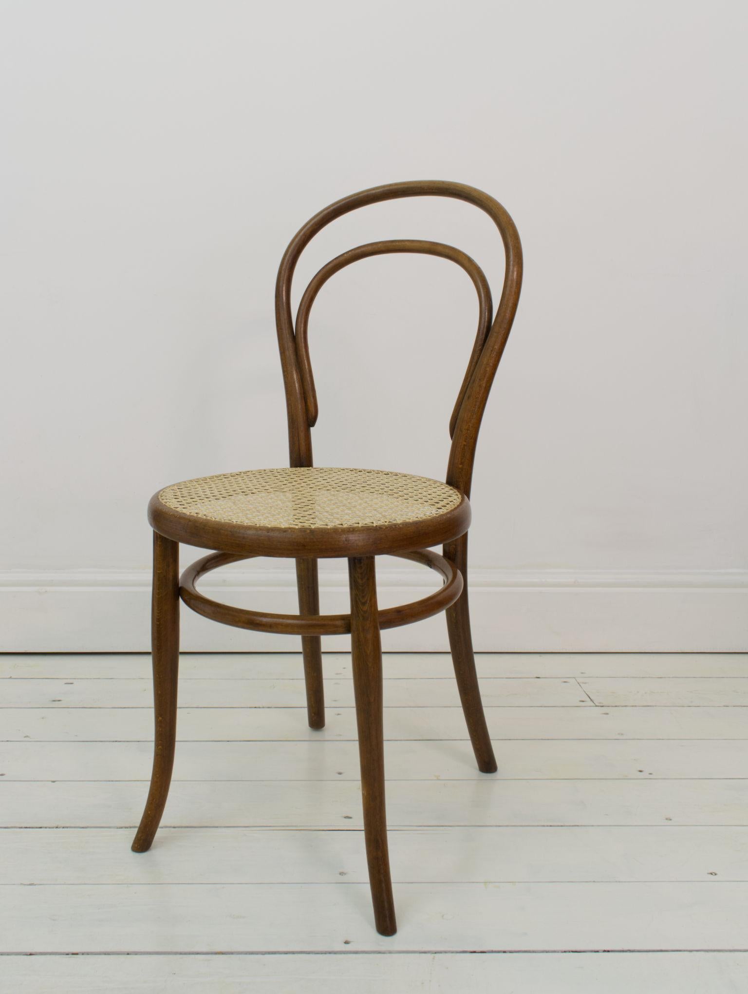 Ein frühes Exemplar des berühmtesten Stuhls von Thonet, mit einem originalen Label, das auf die Jahre 1890-1910 datiert wird. Diese Stühle sind außerdem auf der Rückseite der Sitzfläche mit dem mysteriösen Schriftzug P.V.C. versehen, obwohl wir