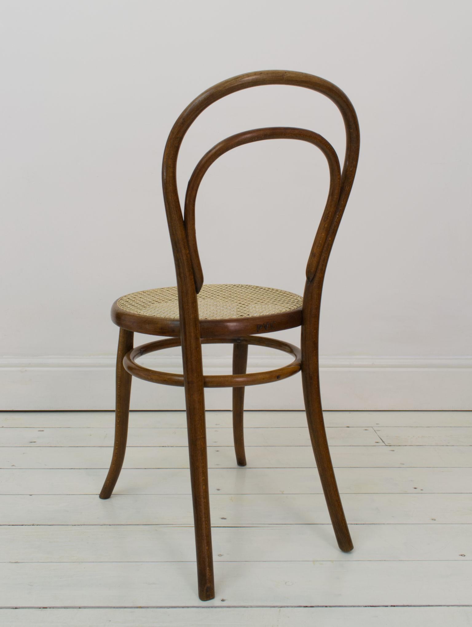 Autrichien Paire de chaises d'appoint Early No. 14 en bois cintré, par Michel Thonet, chaise bistro, années 1890 en vente