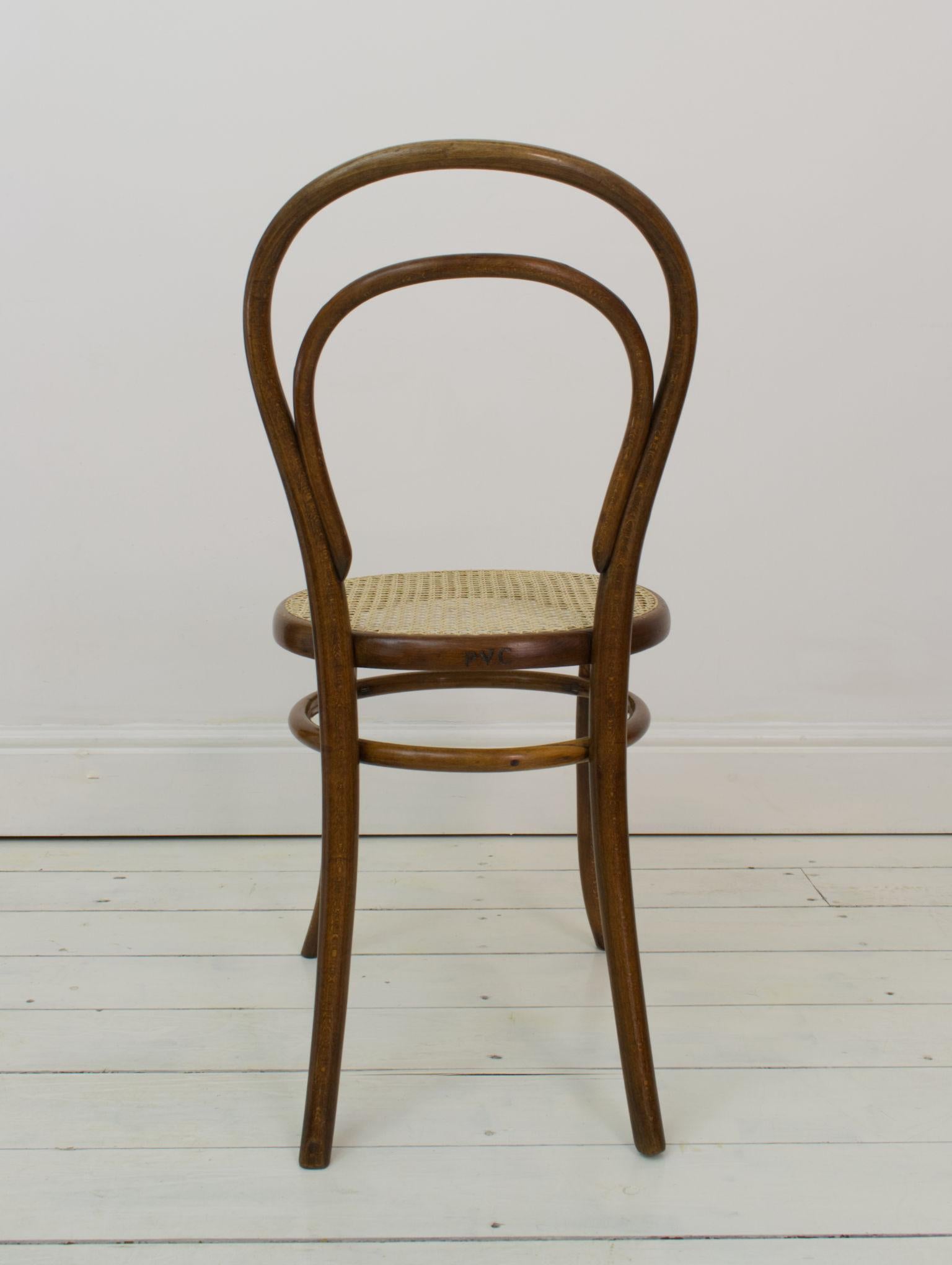 Vannerie Paire de chaises d'appoint Early No. 14 en bois cintré, par Michel Thonet, chaise bistro, années 1890 en vente