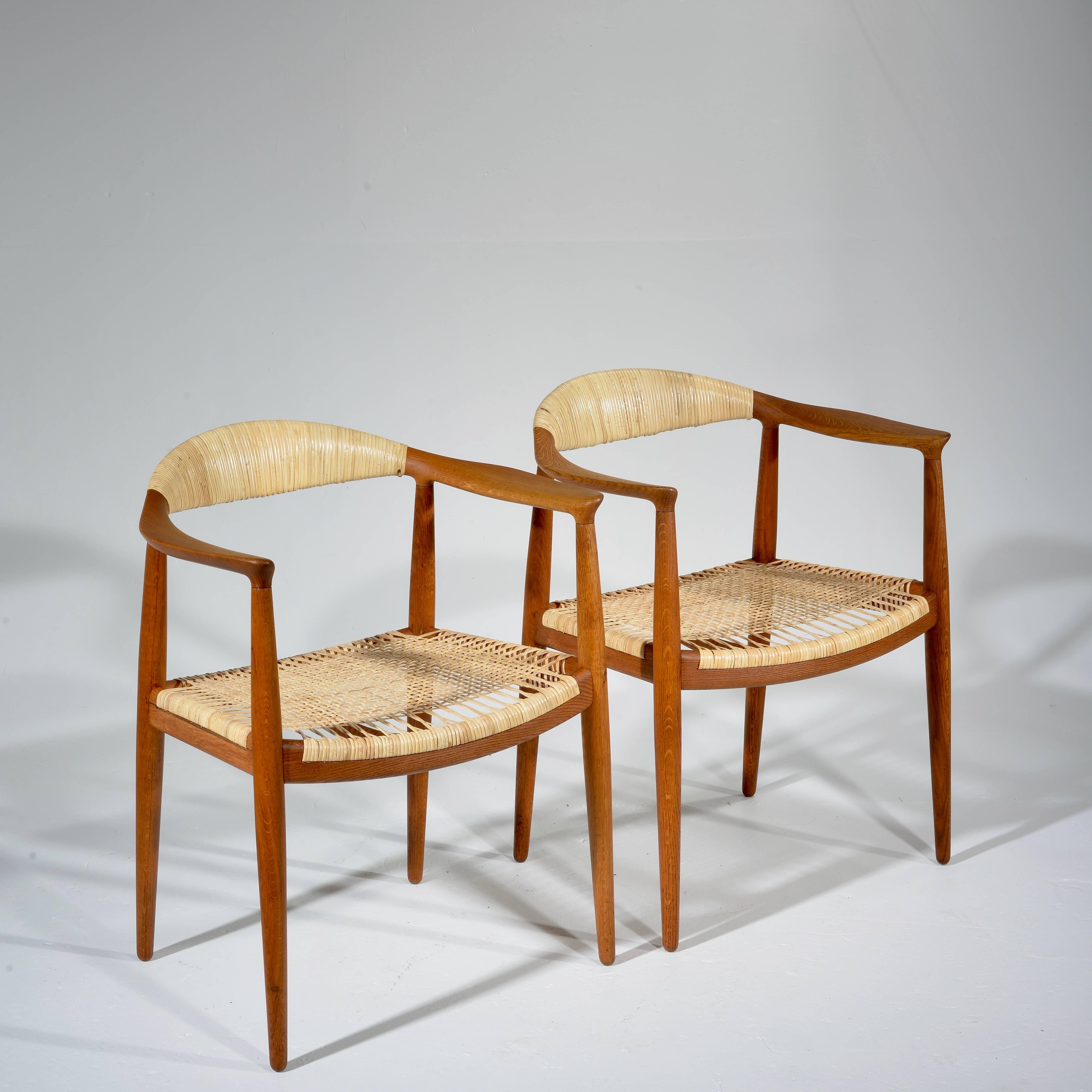 Scandinave moderne Paire de chaises rondes anciennes en chêne et rotin par Hans Wegner en vente