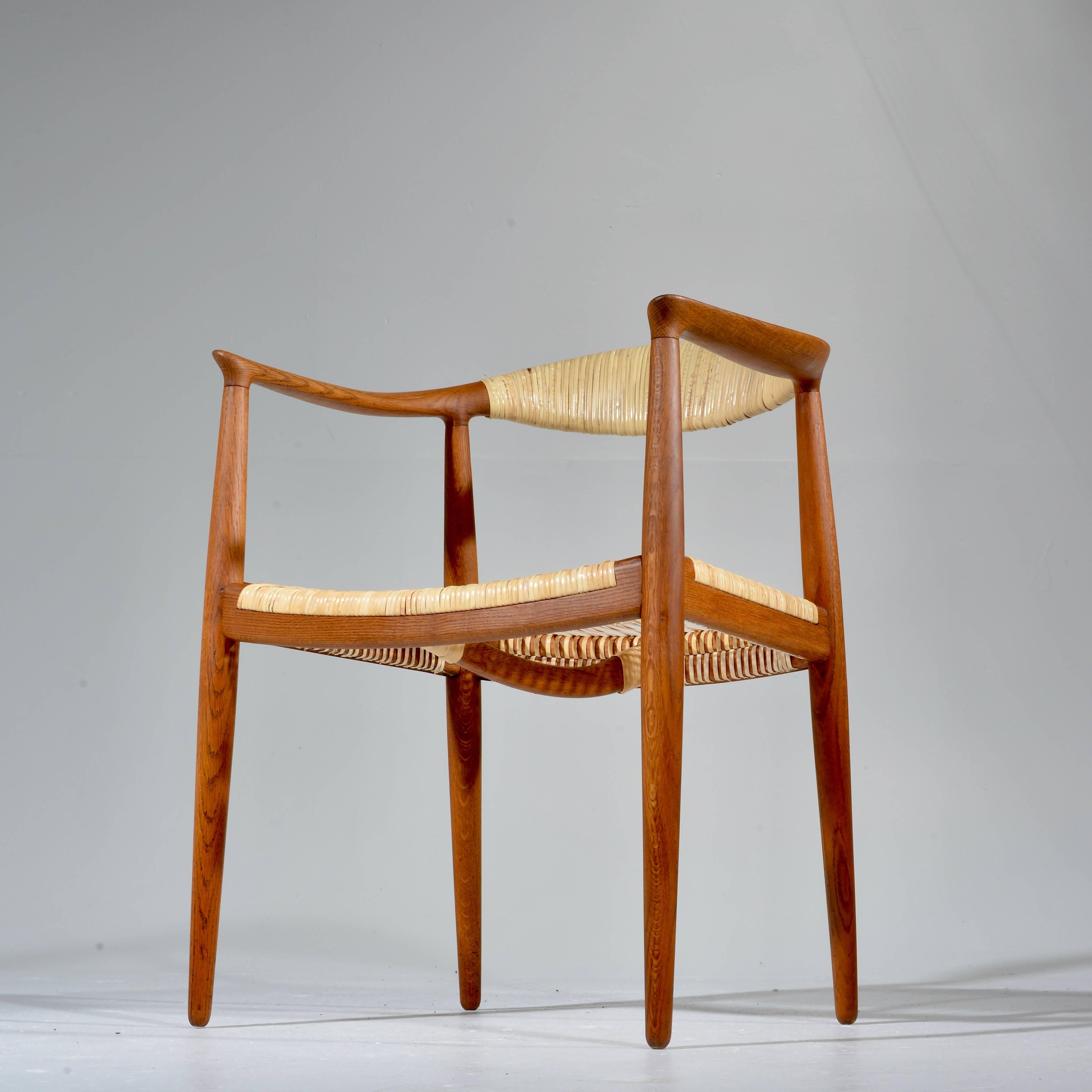 Danois Paire de chaises rondes anciennes en chêne et rotin par Hans Wegner en vente