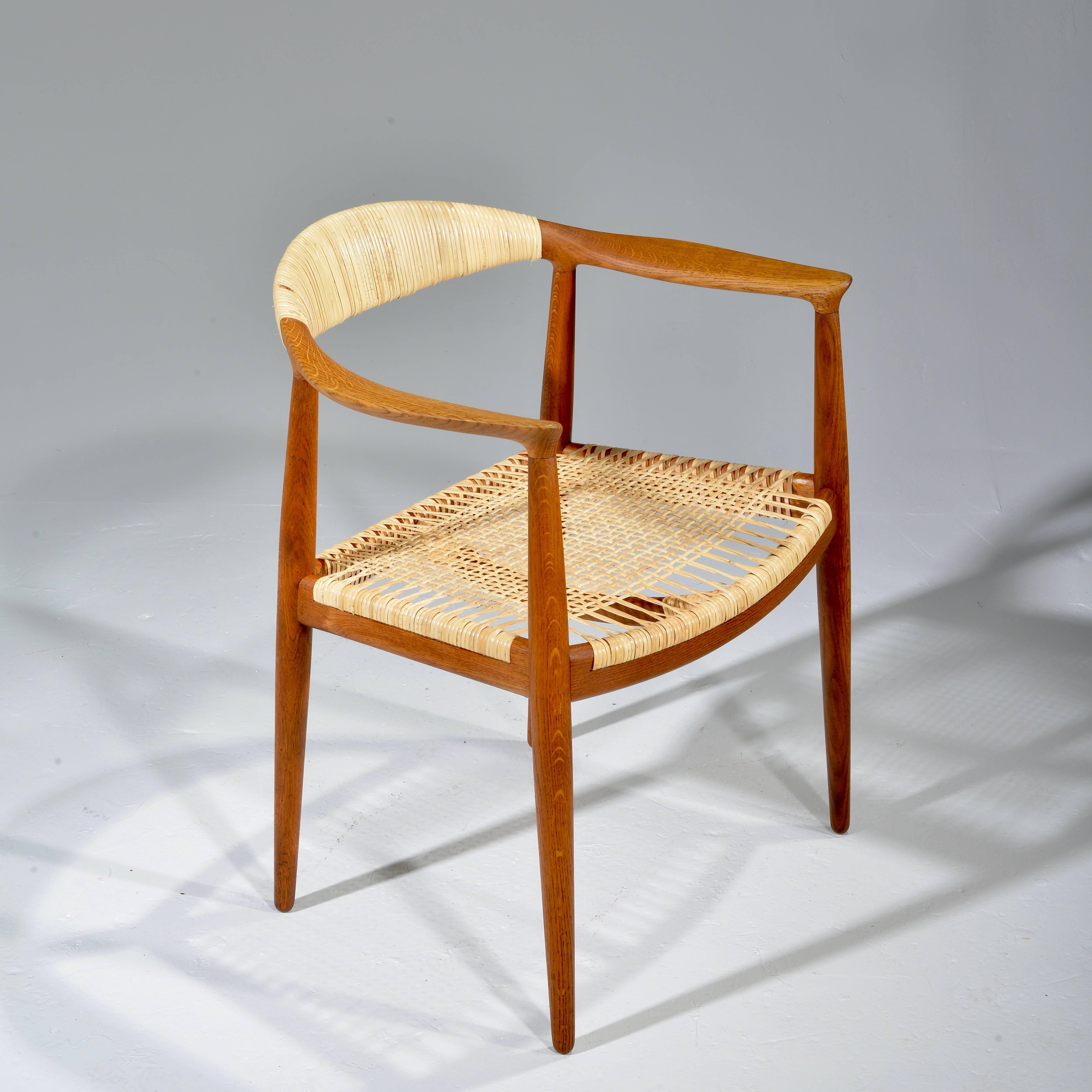 Milieu du XXe siècle Paire de chaises rondes anciennes en chêne et rotin par Hans Wegner en vente